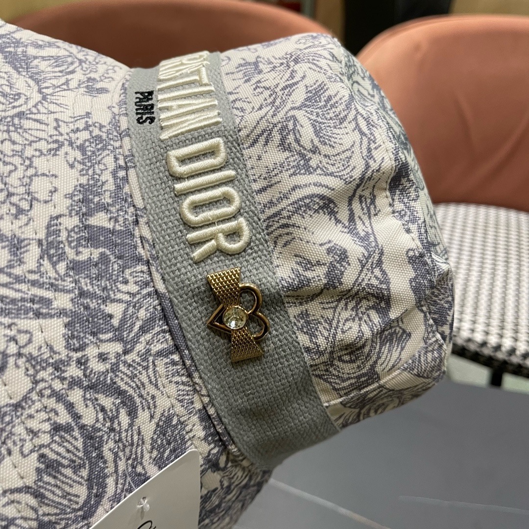 👒迪奥Dior👒 😍官网最新满印迪奥logo渔夫帽，防晒指数超高，有型不软塌，可随意折叠，携带方便🤗
