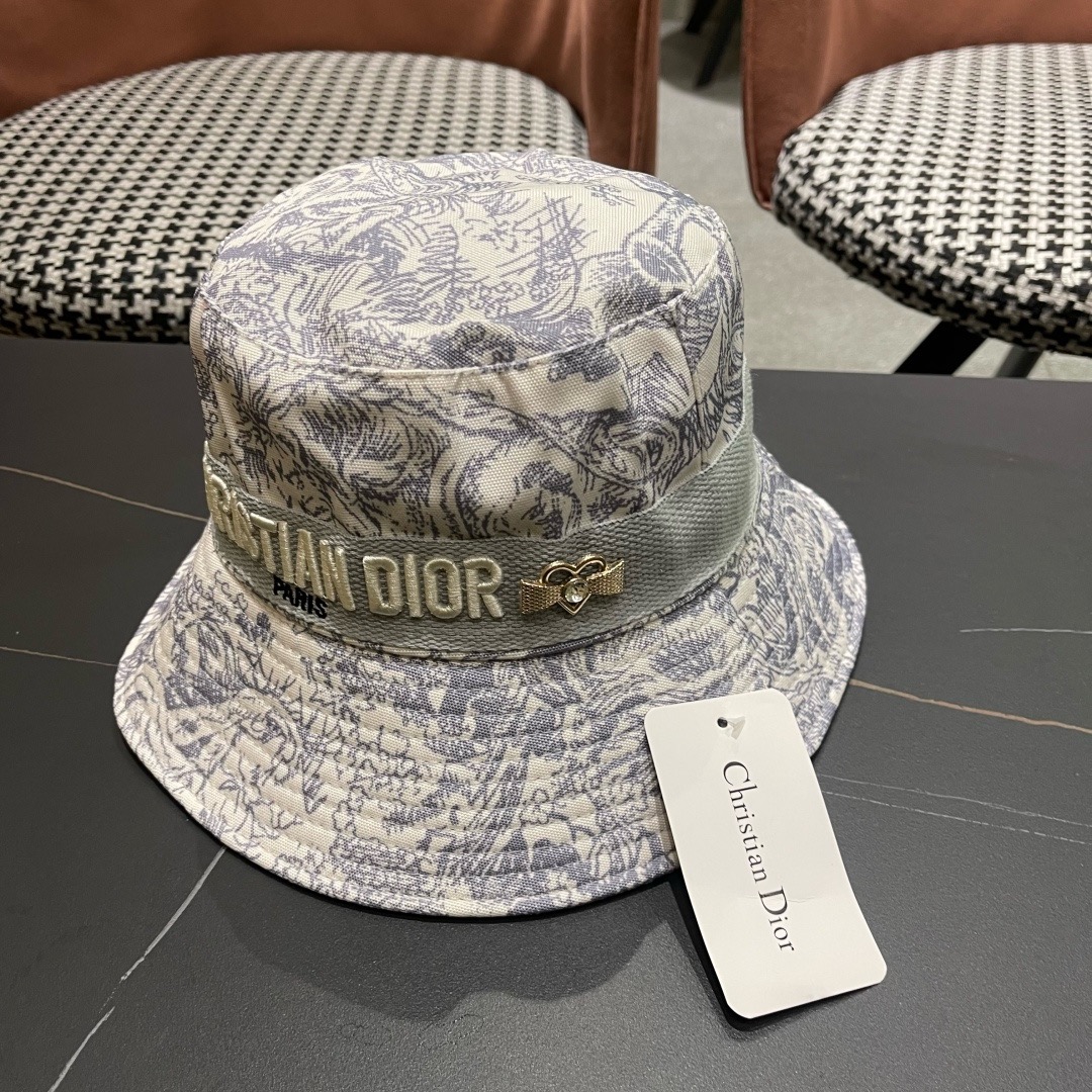 👒迪奥Dior👒 😍官网最新满印迪奥logo渔夫帽，防晒指数超高，有型不软塌，可随意折叠，携带方便🤗