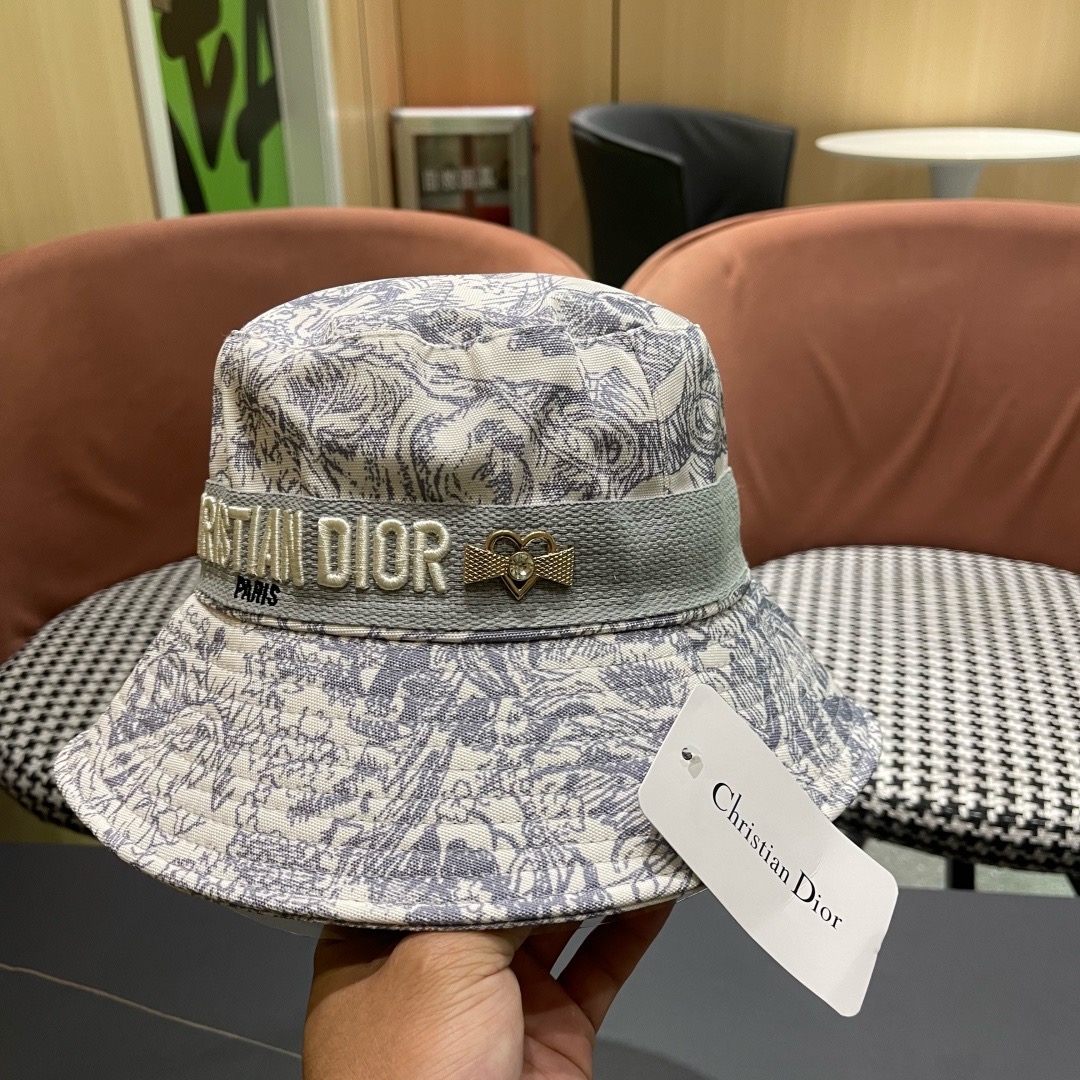 👒迪奥Dior👒 😍官网最新满印迪奥logo渔夫帽，防晒指数超高，有型不软塌，可随意折叠，携带方便🤗
