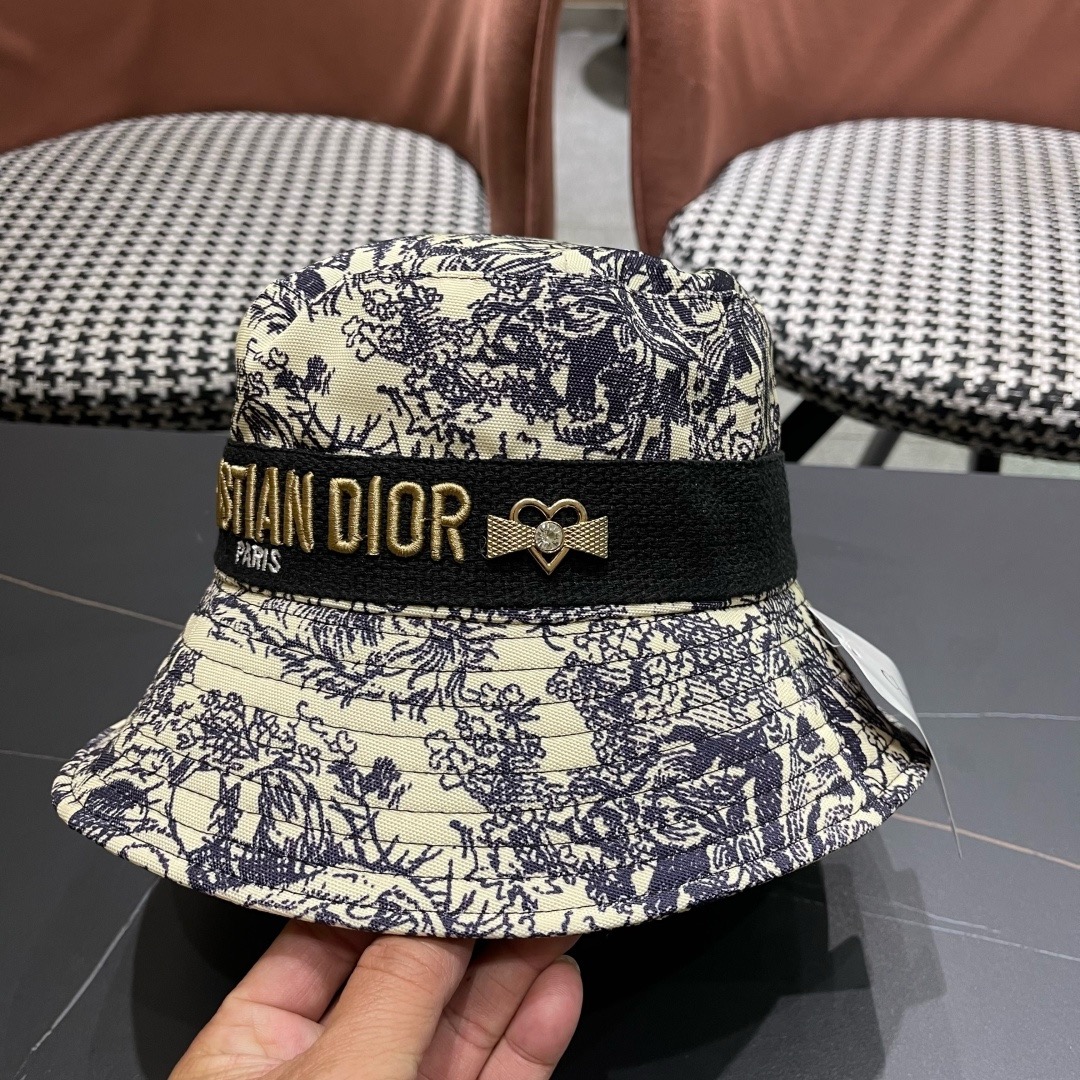 👒迪奥Dior👒 😍官网最新满印迪奥logo渔夫帽，防晒指数超高，有型不软塌，可随意折叠，携带方便🤗