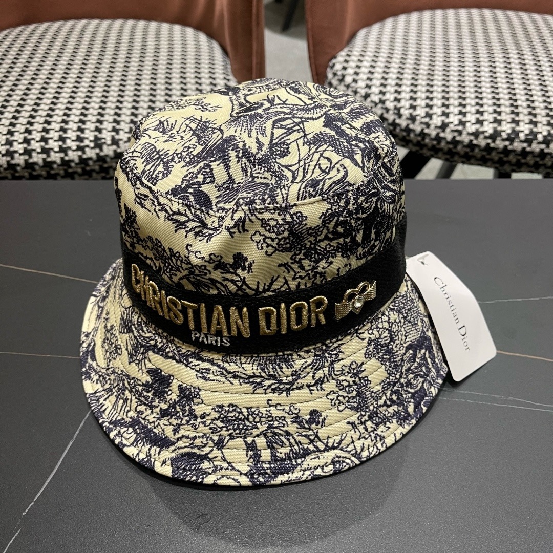 👒迪奥Dior👒 😍官网最新满印迪奥logo渔夫帽，防晒指数超高，有型不软塌，可随意折叠，携带方便🤗