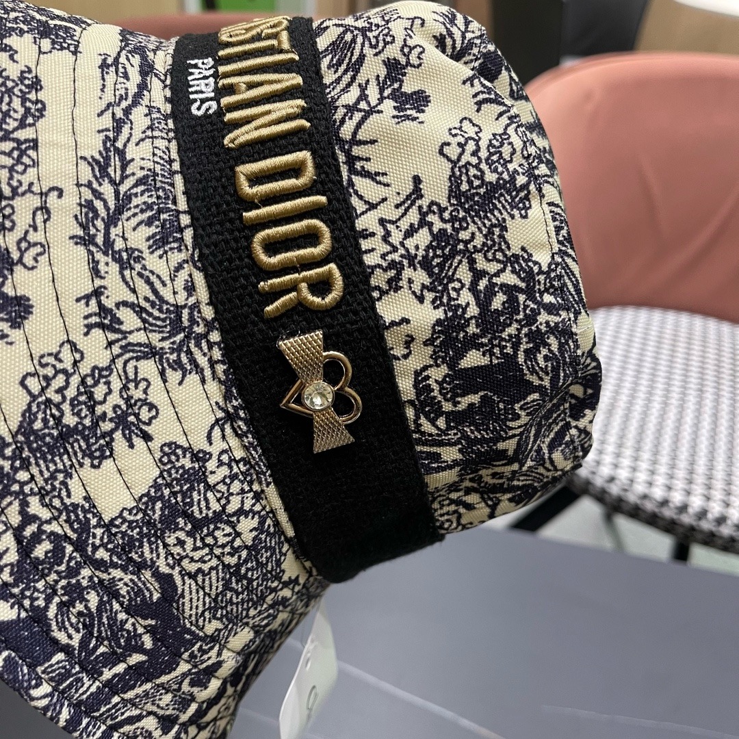 👒迪奥Dior👒 😍官网最新满印迪奥logo渔夫帽，防晒指数超高，有型不软塌，可随意折叠，携带方便🤗