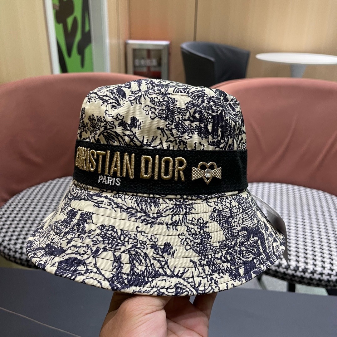 👒迪奥Dior👒 😍官网最新满印迪奥logo渔夫帽，防晒指数超高，有型不软塌，可随意折叠，携带方便🤗