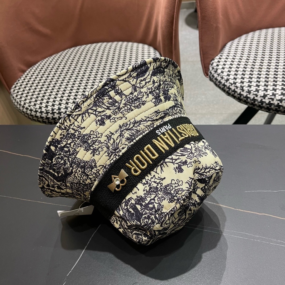 👒迪奥Dior👒 😍官网最新满印迪奥logo渔夫帽，防晒指数超高，有型不软塌，可随意折叠，携带方便🤗