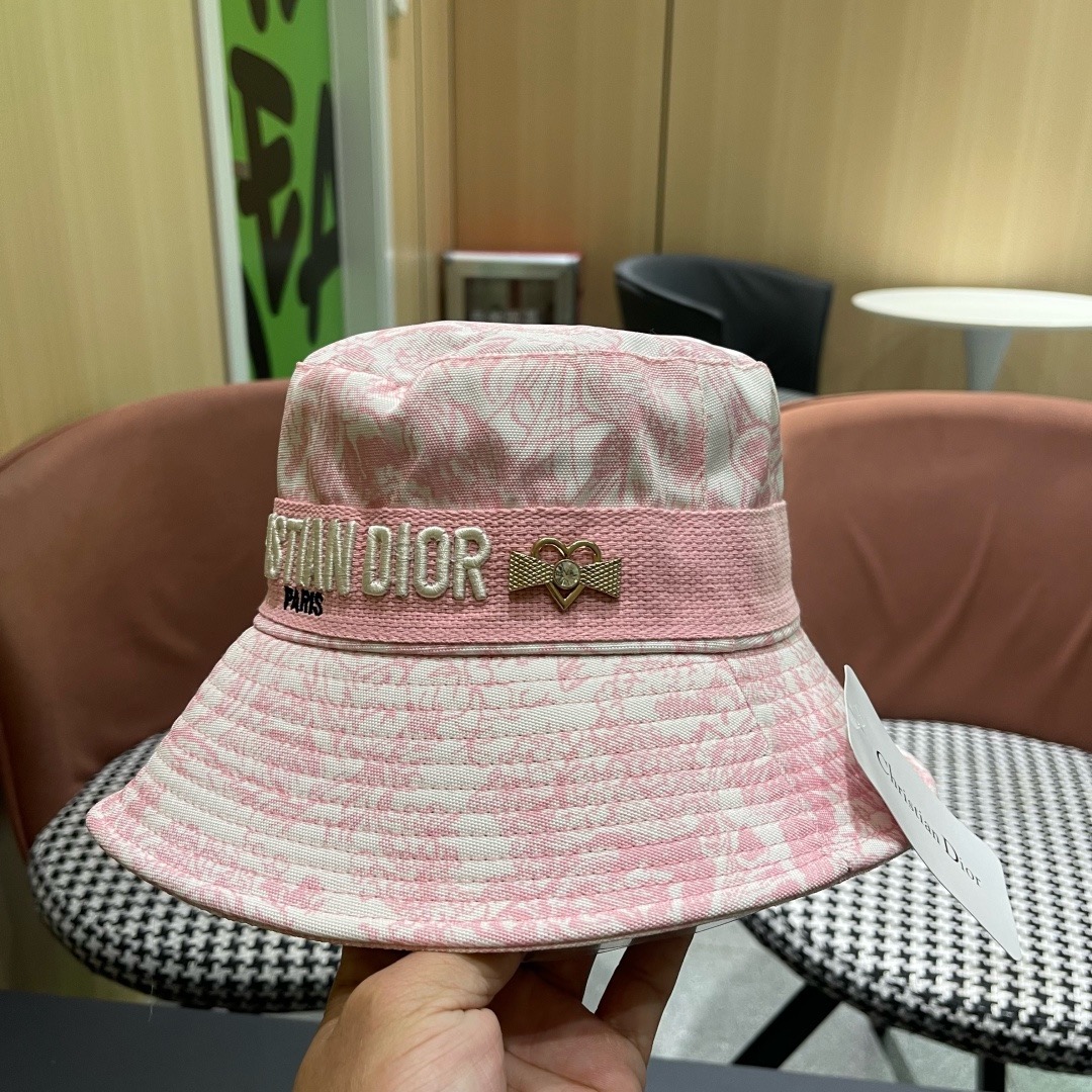 👒迪奥Dior👒 😍官网最新满印迪奥logo渔夫帽，防晒指数超高，有型不软塌，可随意折叠，携带方便🤗