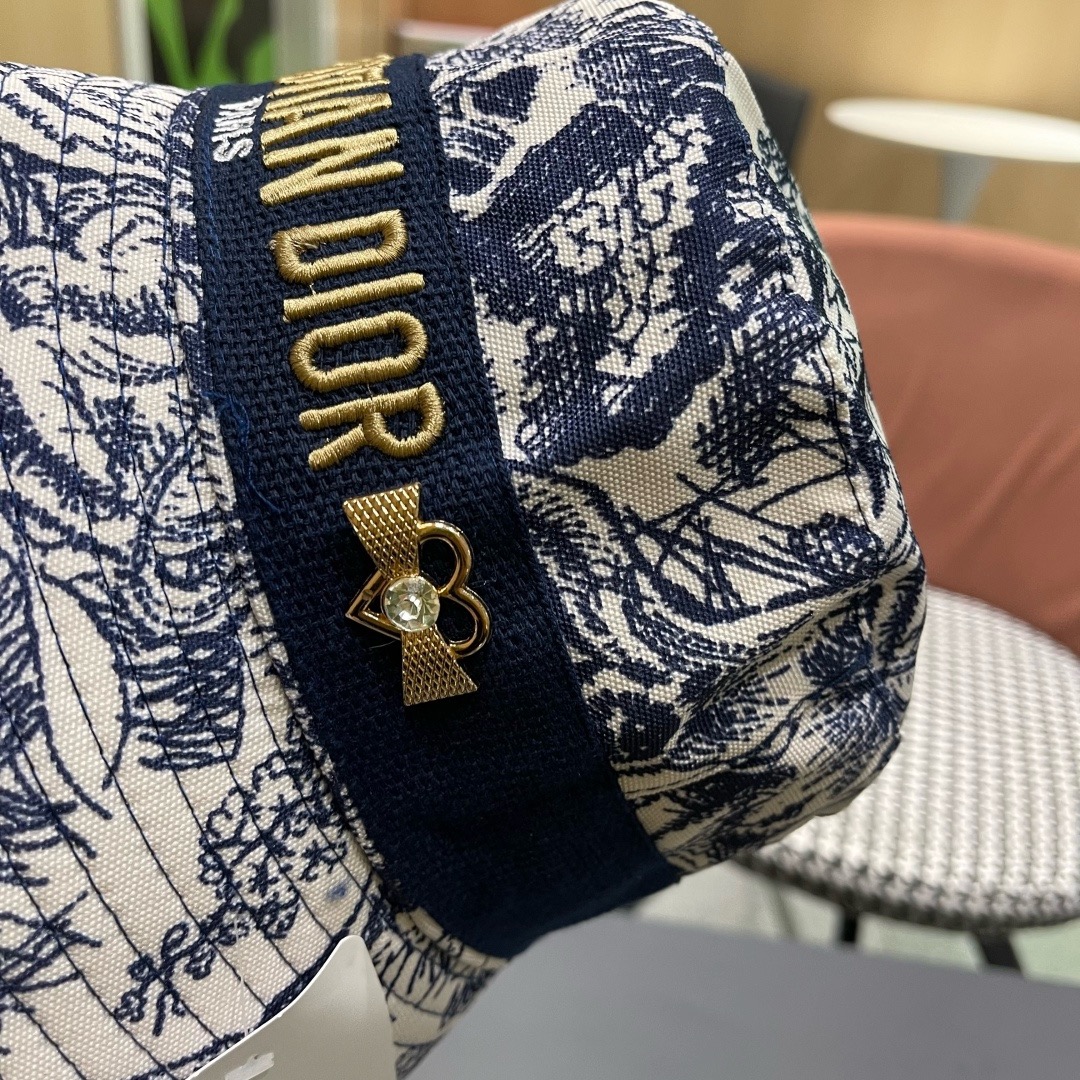 👒迪奥Dior👒 😍官网最新满印迪奥logo渔夫帽，防晒指数超高，有型不软塌，可随意折叠，携带方便🤗