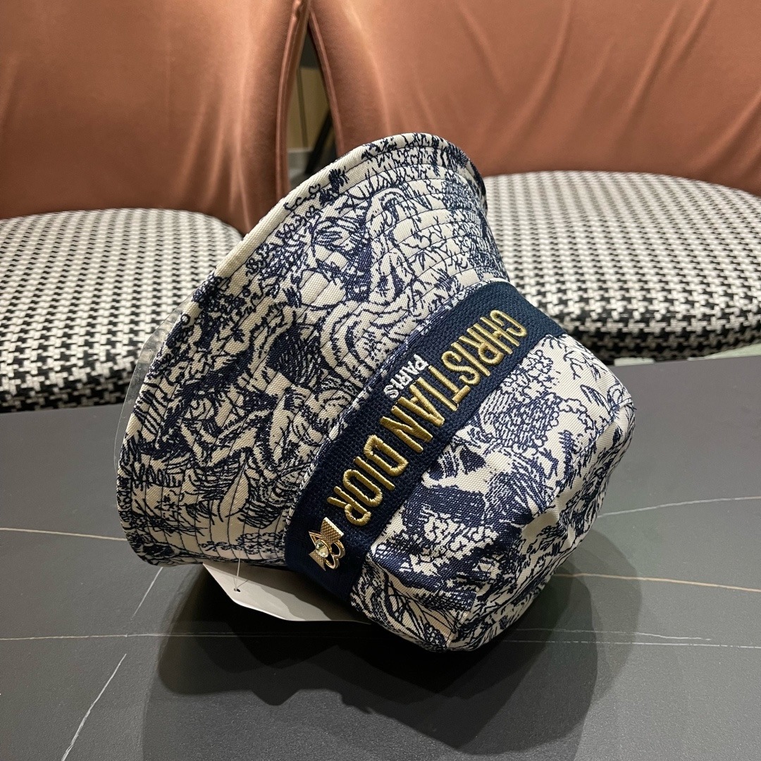 👒迪奥Dior👒 😍官网最新满印迪奥logo渔夫帽，防晒指数超高，有型不软塌，可随意折叠，携带方便🤗