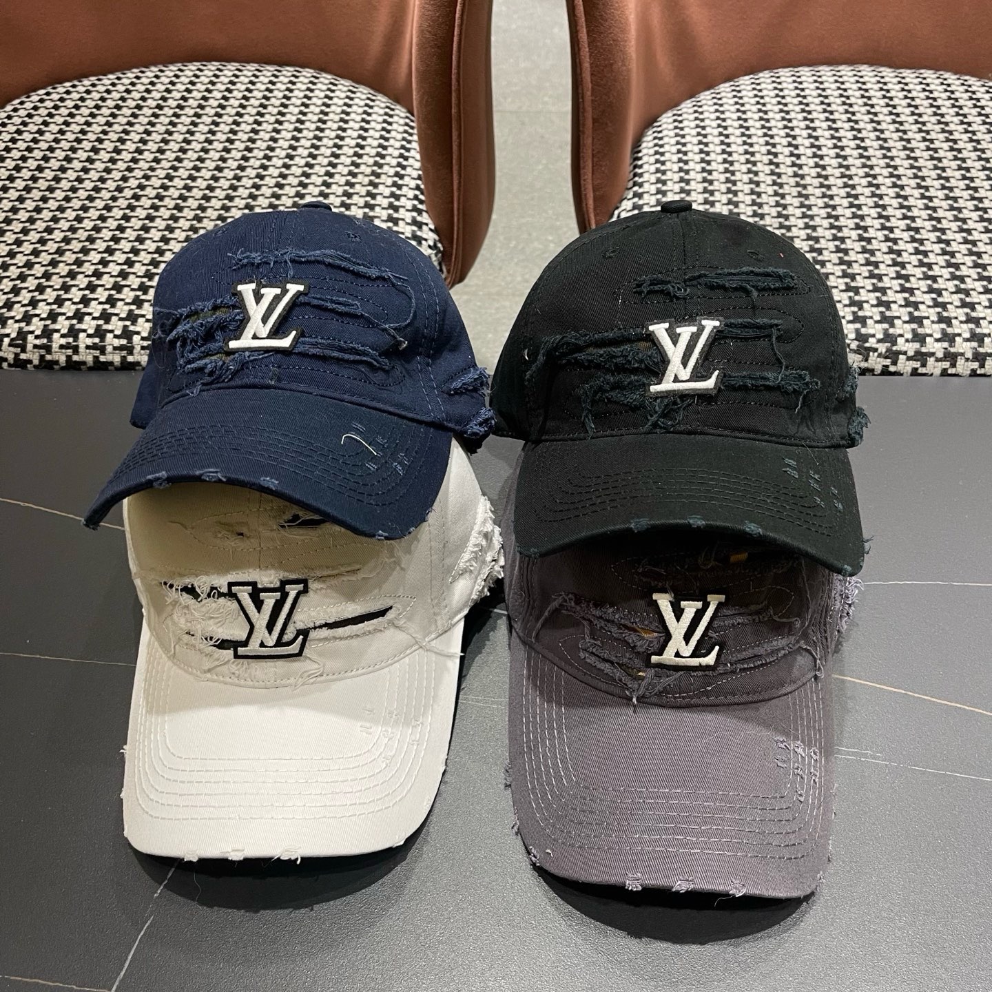 LV路易威登新款🆕破洞棒球帽旅游带它出去美美哒❕ 中古款哟.这种帽子不容易撞款 😬 现货