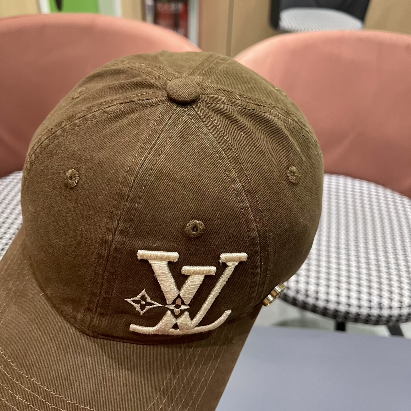LV路易威登🧢 2026新款出货，刺绣字母棒球帽，非常经典的经典，流行的复古美，四季可用，出门必备