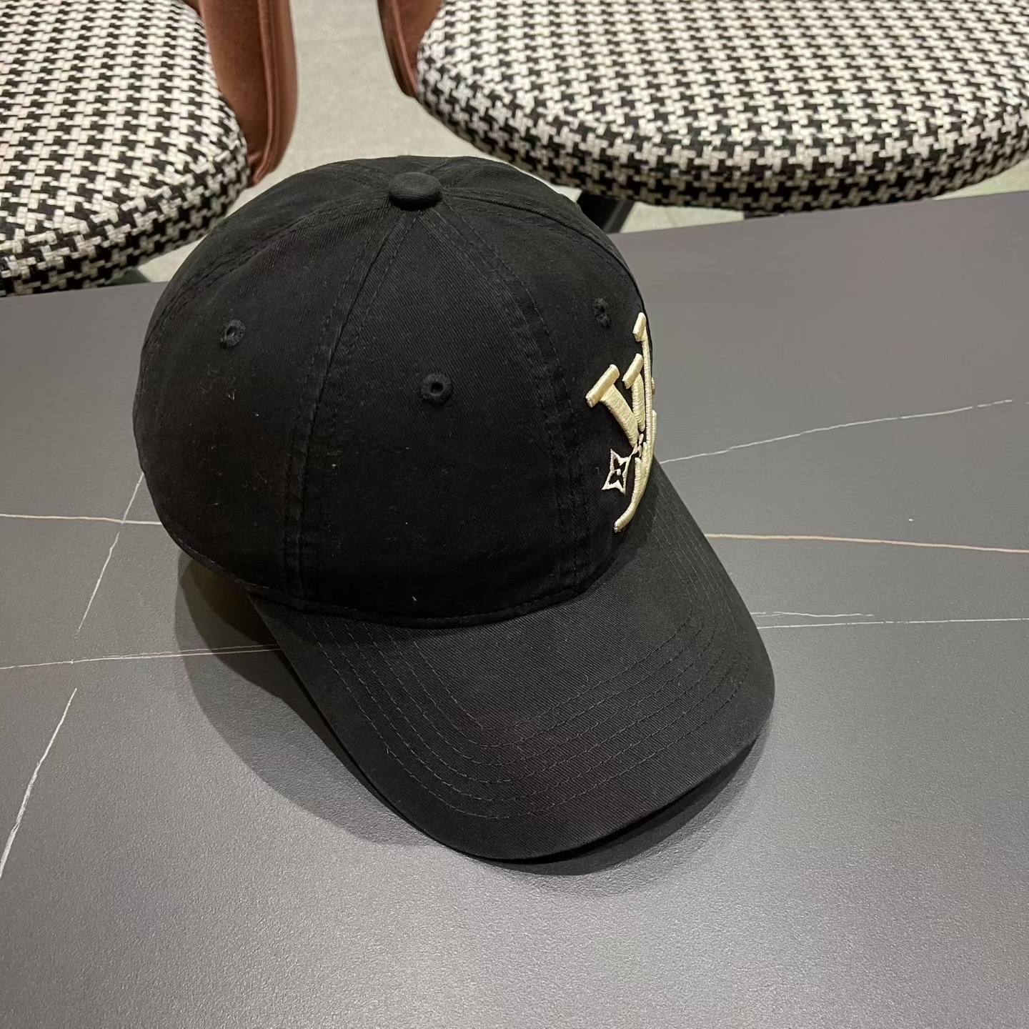 LV路易威登🧢 2026新款出货，刺绣字母棒球帽，非常经典的经典，流行的复古美，四季可用，出门必备
