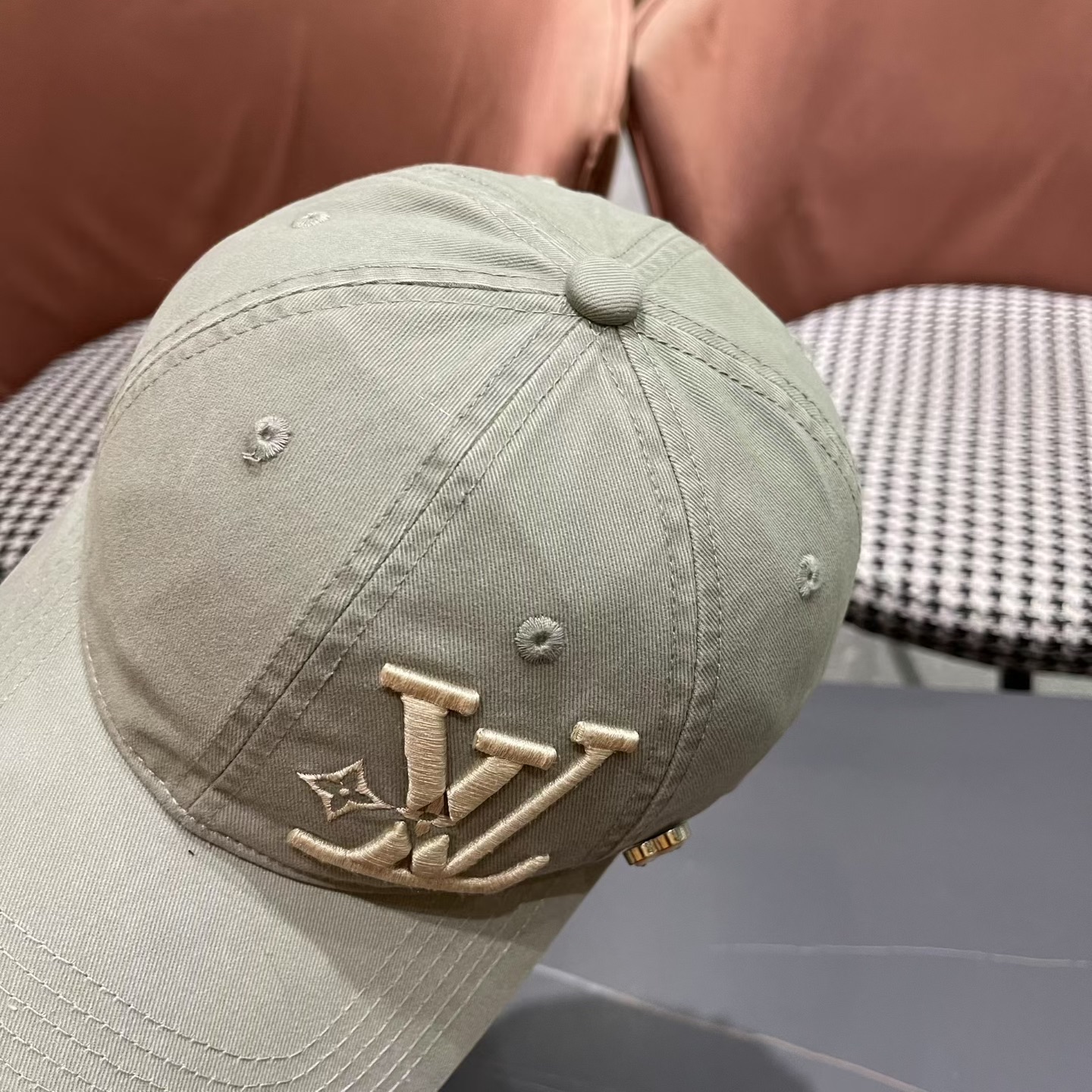 LV路易威登🧢 2026新款出货，刺绣字母棒球帽，非常经典的经典，流行的复古美，四季可用，出门必备