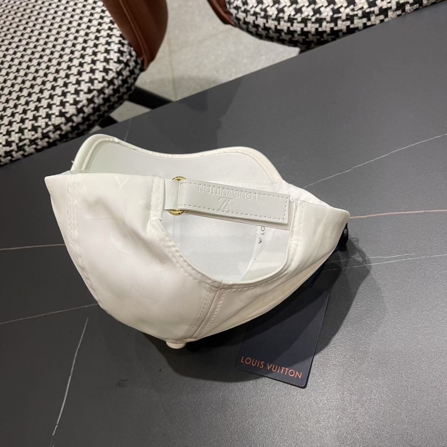 LV路易威登新款棒球帽风街头风十足更符合现在时尚小哥哥小姐姐的style，机场街拍超飒！