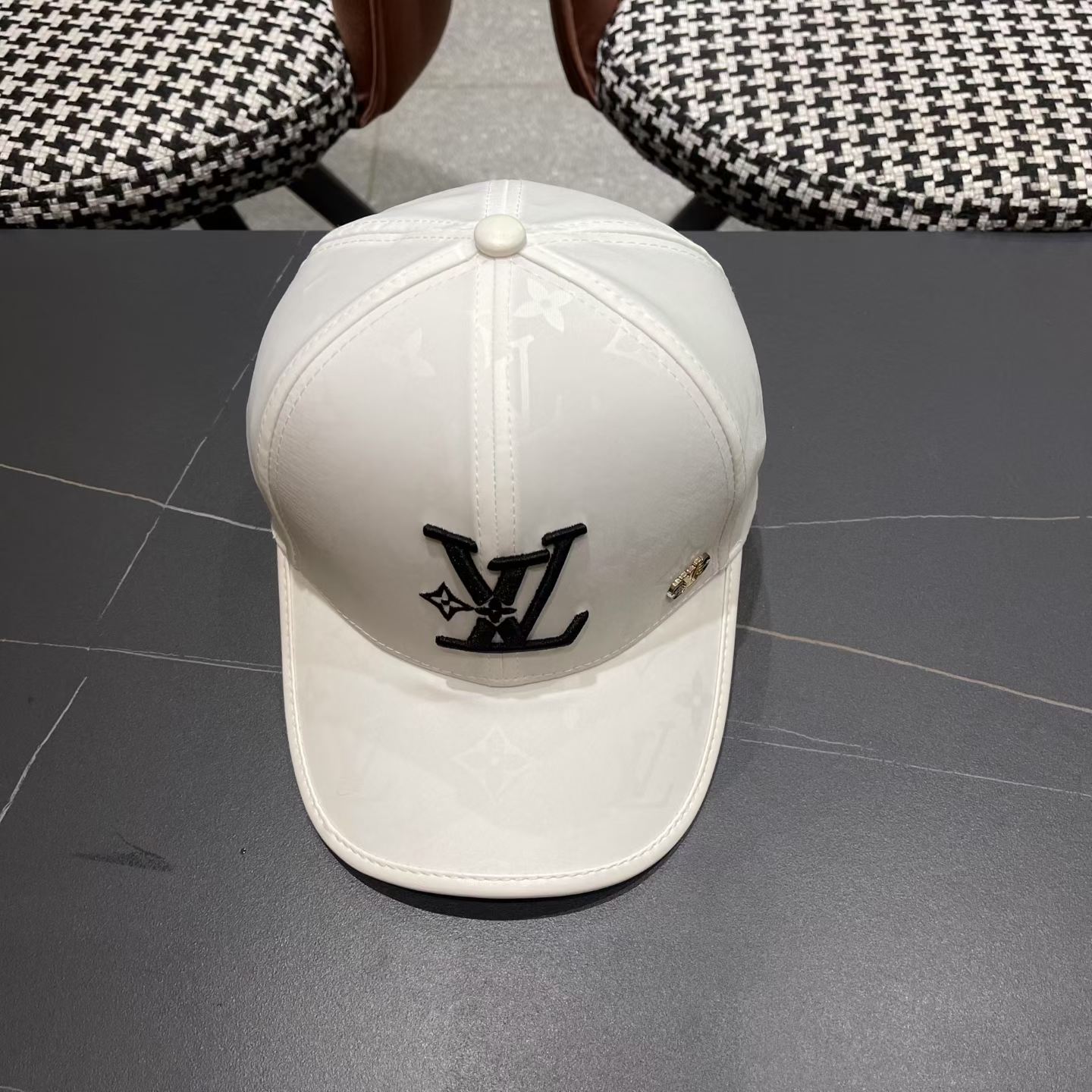 LV路易威登新款棒球帽风街头风十足更符合现在时尚小哥哥小姐姐的style，机场街拍超飒！