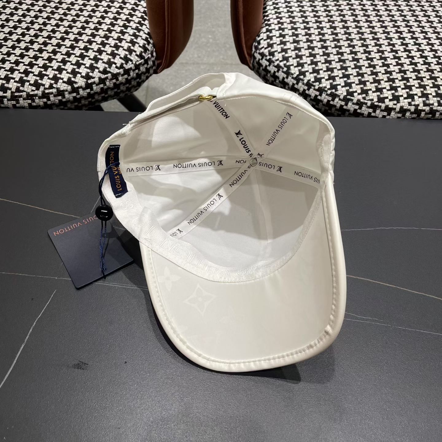 LV路易威登新款棒球帽风街头风十足更符合现在时尚小哥哥小姐姐的style，机场街拍超飒！