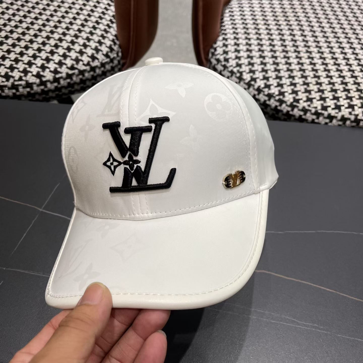 LV路易威登新款棒球帽风街头风十足更符合现在时尚小哥哥小姐姐的style，机场街拍超飒！