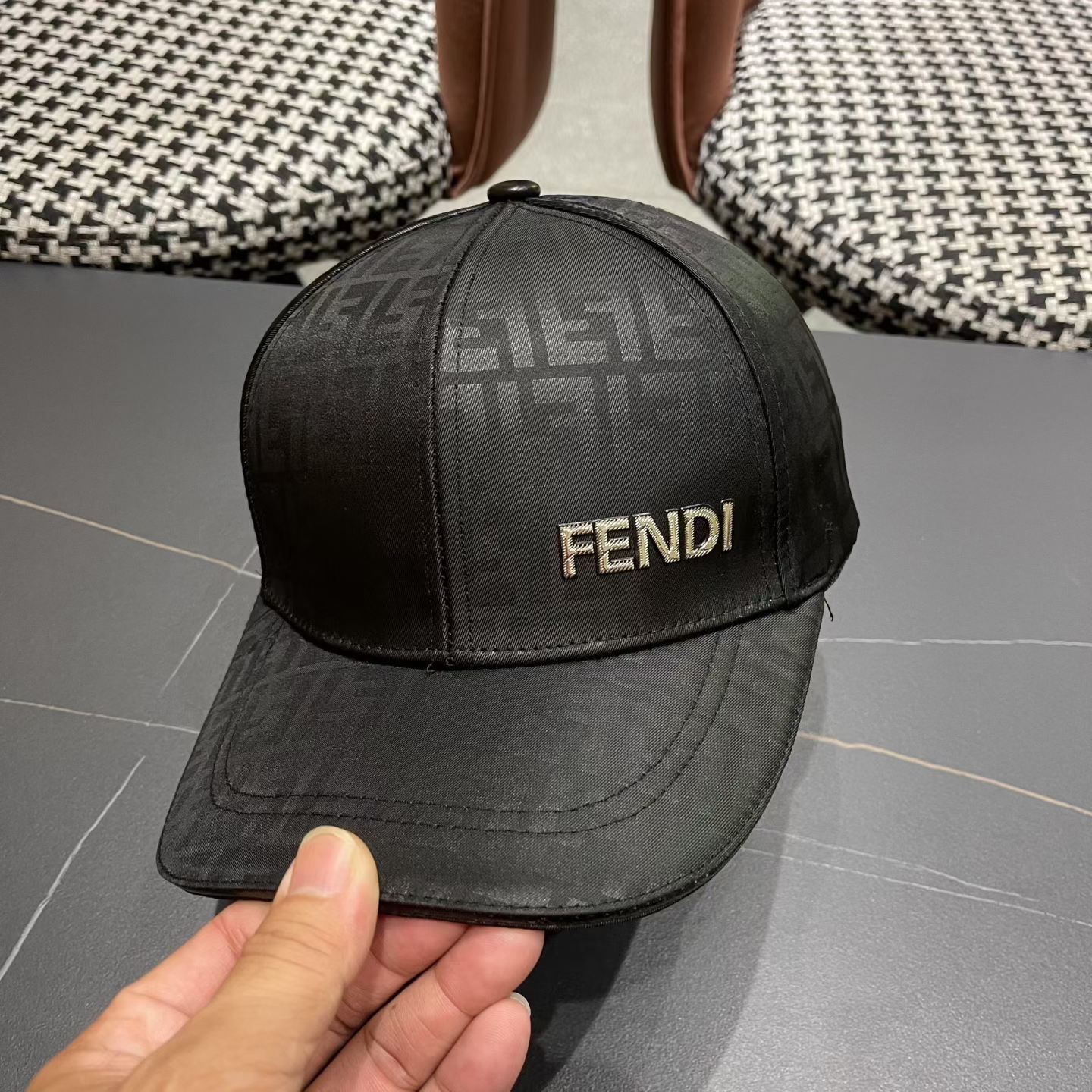 Fendi（芬迪）新款原单棒球帽，，专柜常年热卖款，口碑极佳，1:1开模订制，原版提花帆布料+头层牛皮，