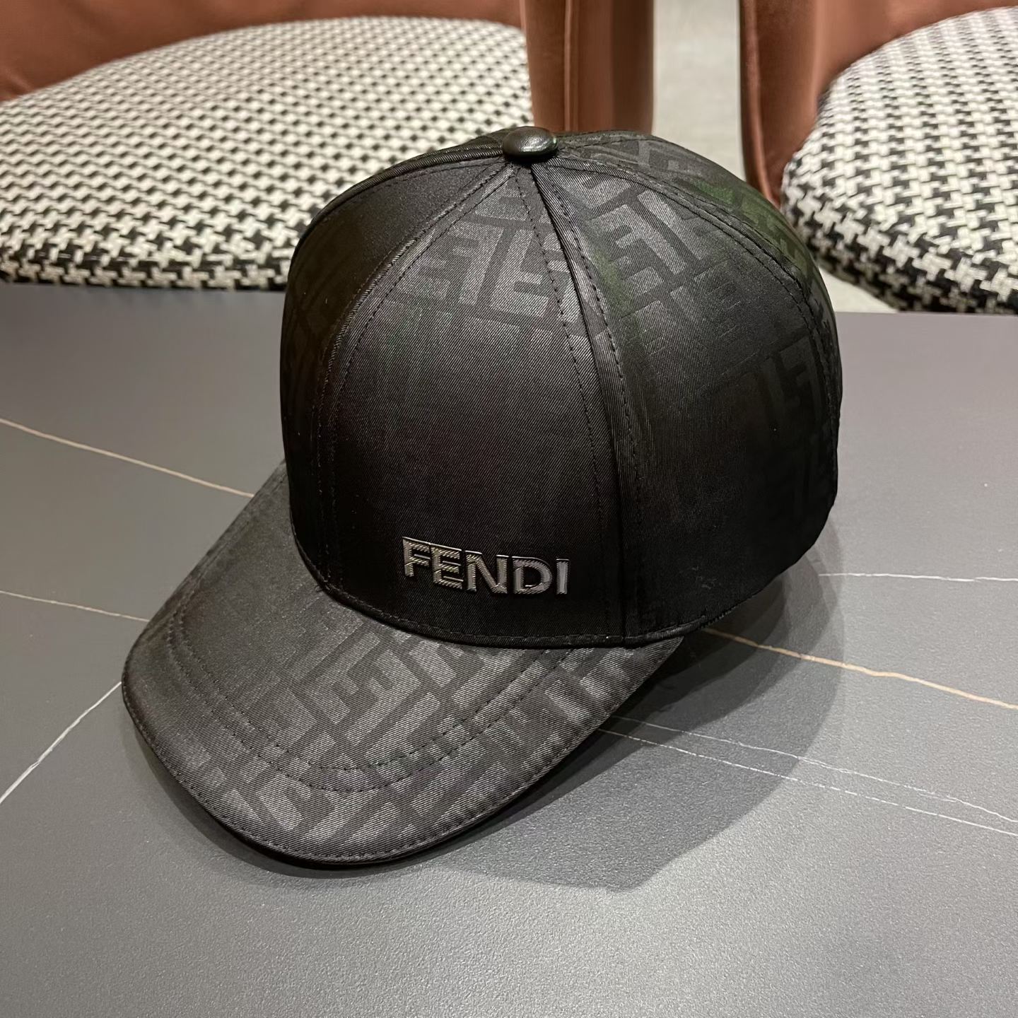 Fendi（芬迪）新款原单棒球帽，，专柜常年热卖款，口碑极佳，1:1开模订制，原版提花帆布料+头层牛皮，