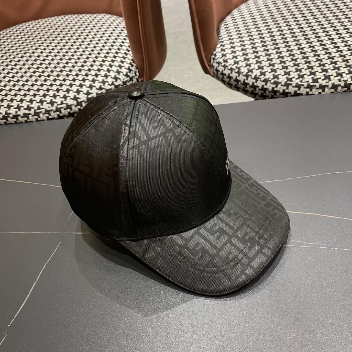 Fendi（芬迪）新款原单棒球帽，，专柜常年热卖款，口碑极佳，1:1开模订制，原版提花帆布料+头层牛皮，