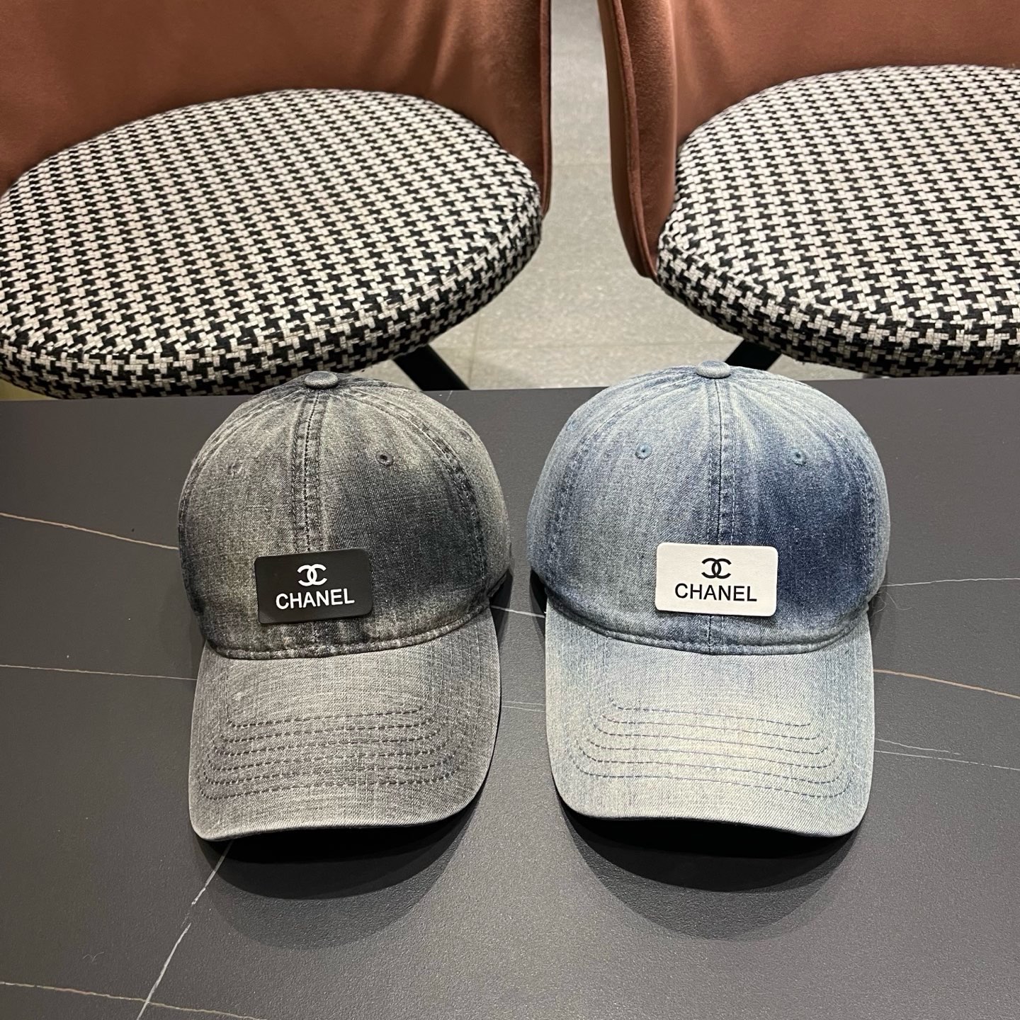 Chanel 牛仔棒球帽，质地坚韧且富有质感，无论是搭配休闲装还是运动装，都能轻松提升整体造型的 感 ，是 爱好者不容错过的潮流单品