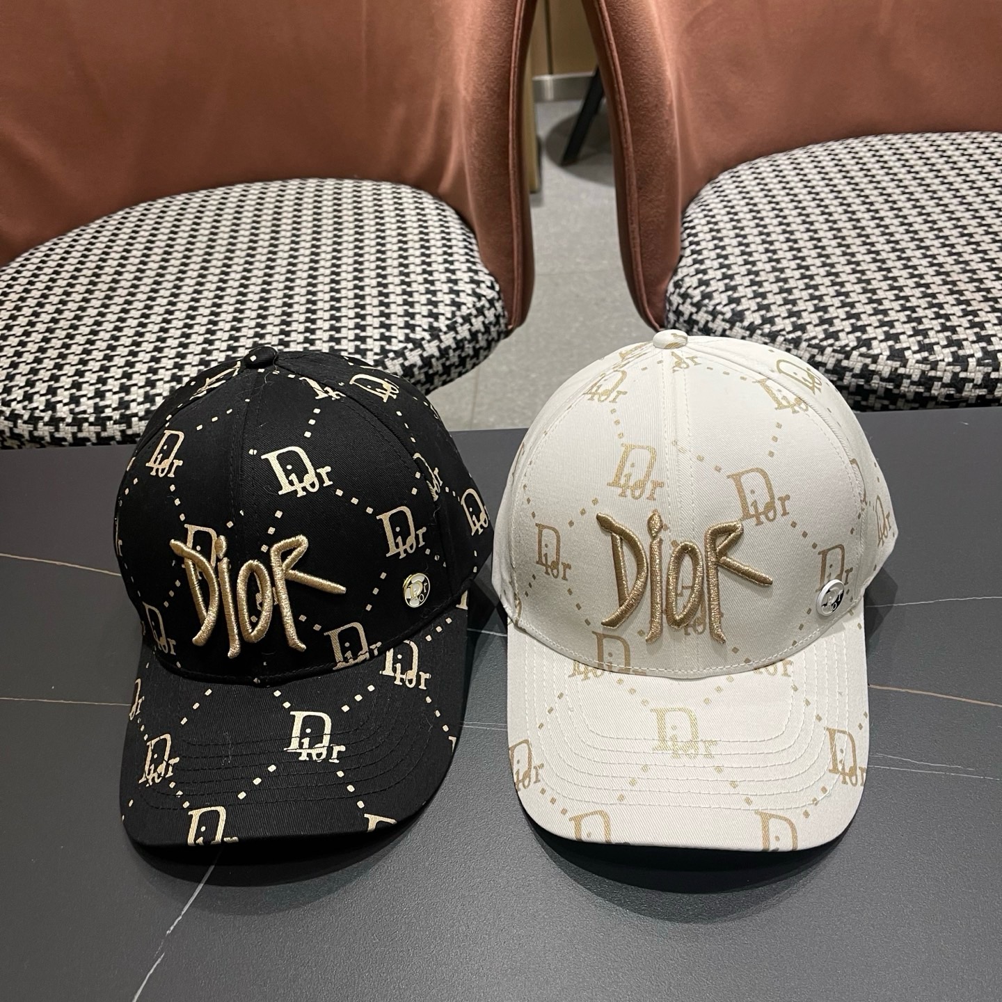 迪奥Dior👒 logo棒球帽🧢，防晒指数超高，特别显脸小，有型不软塌，携带方便🤗