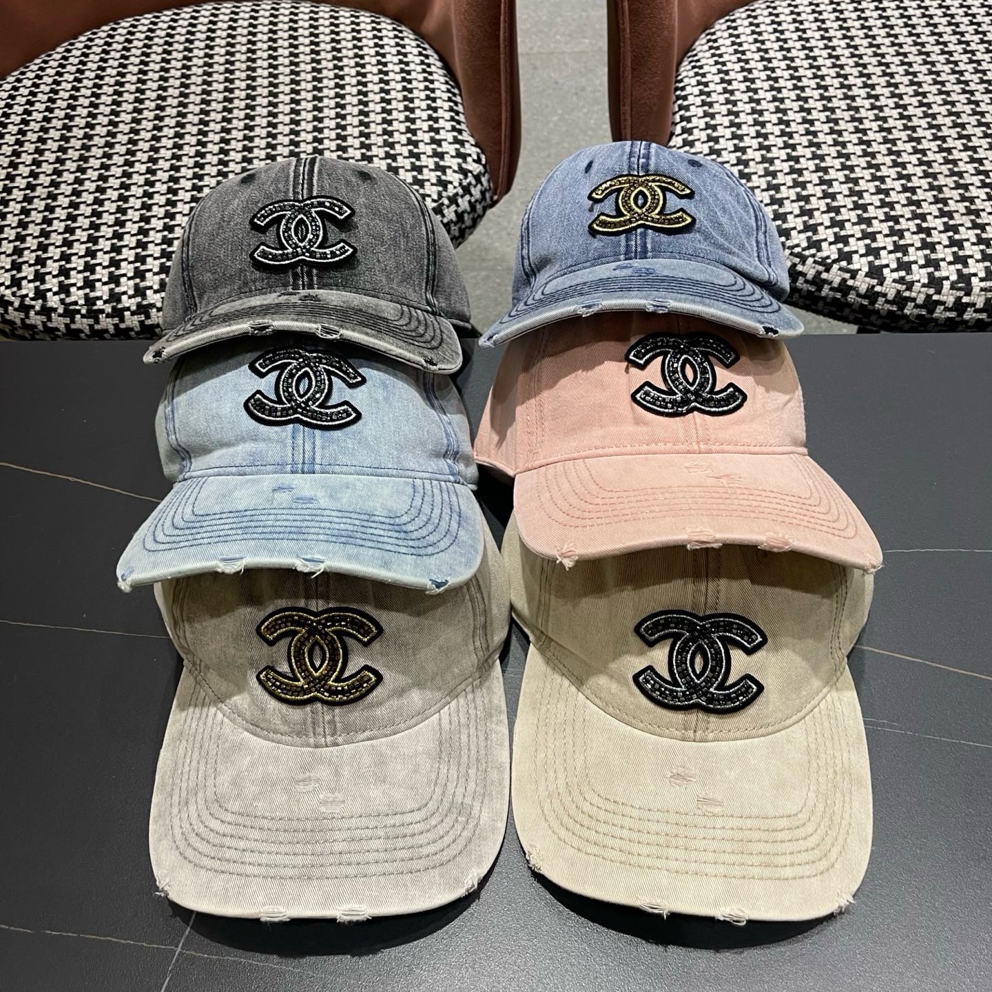 CHANEL香奈儿新款🆕牛仔蓝复古款式棒球帽🧢🔸 节假日旅游带它出去美美哒❕  中古款哟.这种帽子不容易