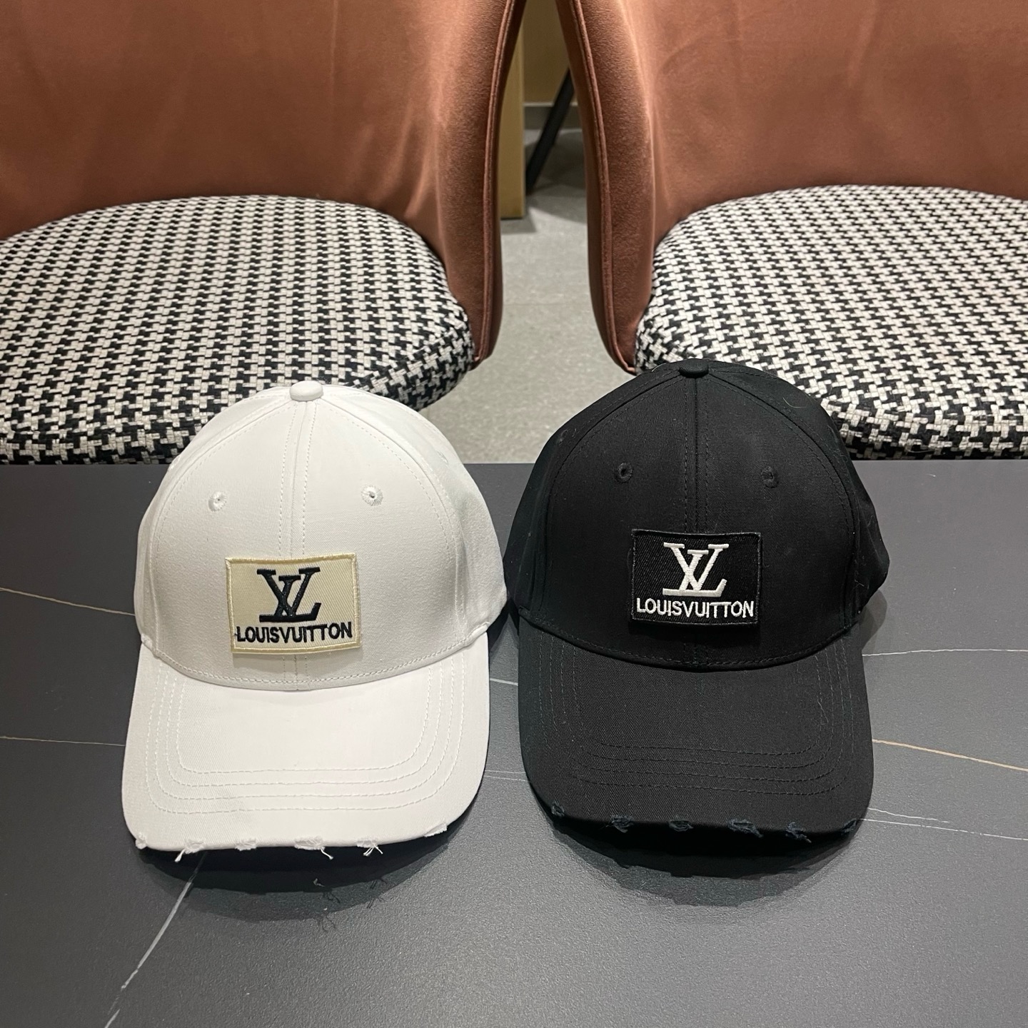 LV路易威登🧢 棒球帽，四季可用，出门必备，非常显脸小黑白两色