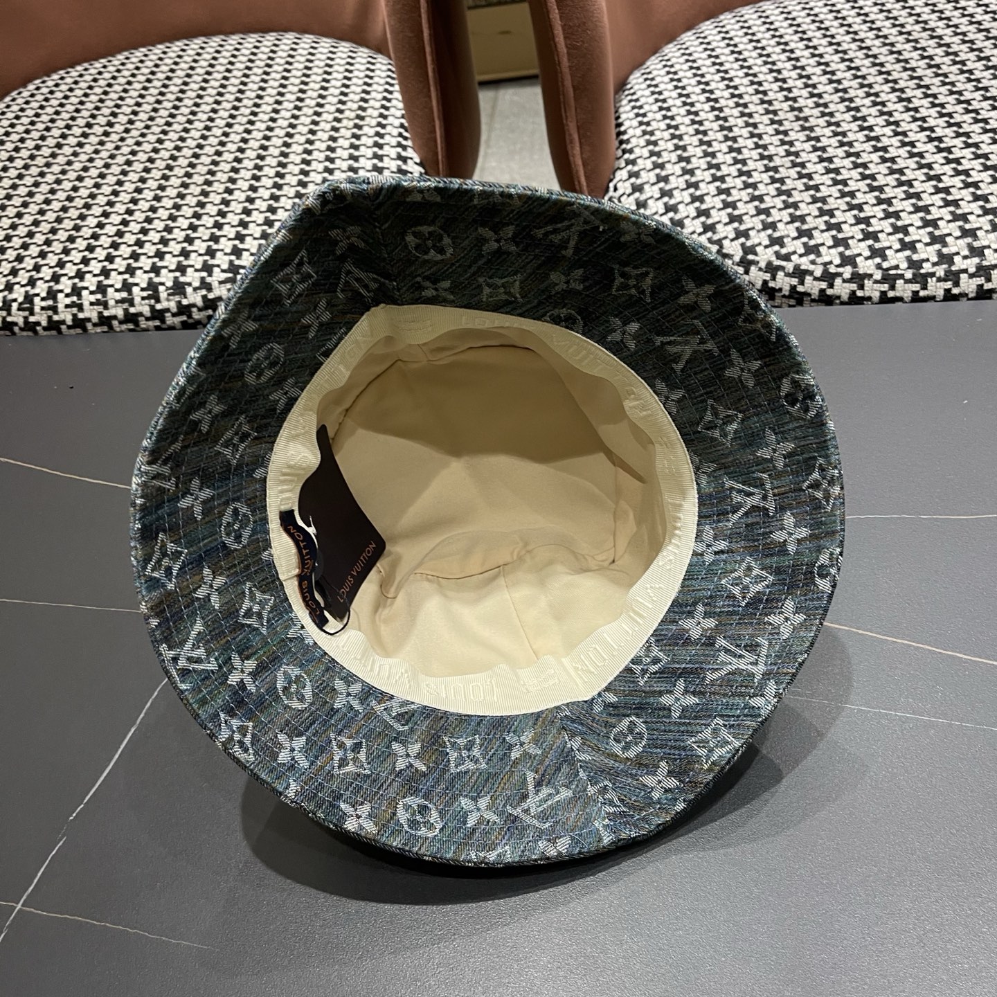 Lv经典款原单渔夫帽，顶级版本，专柜1:1开模订制，原版牛仔提花布料质量超赞，基础头围57，时尚百搭。