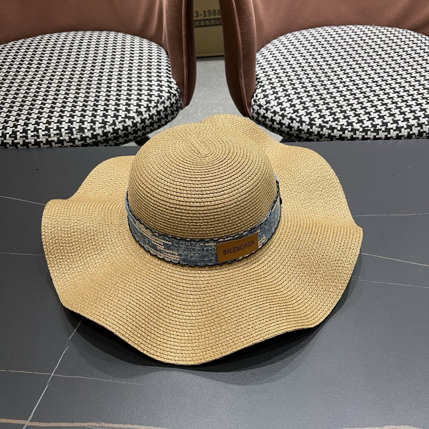 Balenciaga 巴黎世家方圆脸显脸小帽子波浪时尚边编织草帽女夏季大帽檐海边防