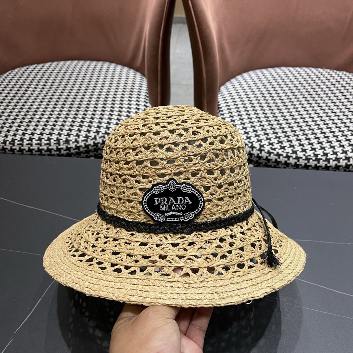 PRADA （普拉达）超韩~复古镂空编织拉菲草草帽女夏季旅游度假肘尚百搭防晒遮阳帽