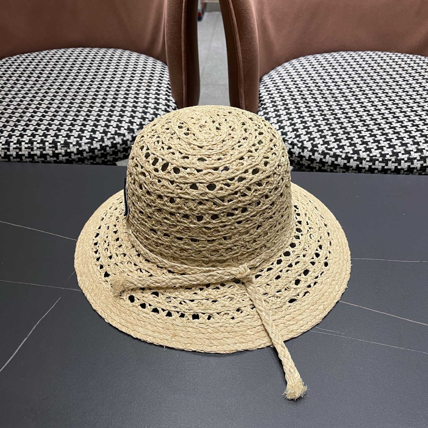 PRADA （普拉达）超韩~复古镂空编织拉菲草草帽女夏季旅游度假肘尚百搭防晒遮阳帽