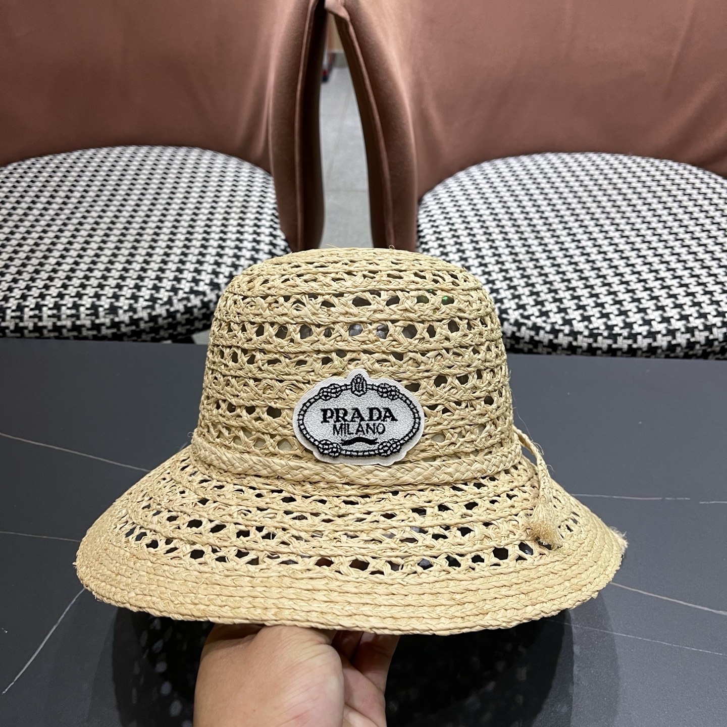 PRADA （普拉达）超韩~复古镂空编织拉菲草草帽女夏季旅游度假肘尚百搭防晒遮阳帽