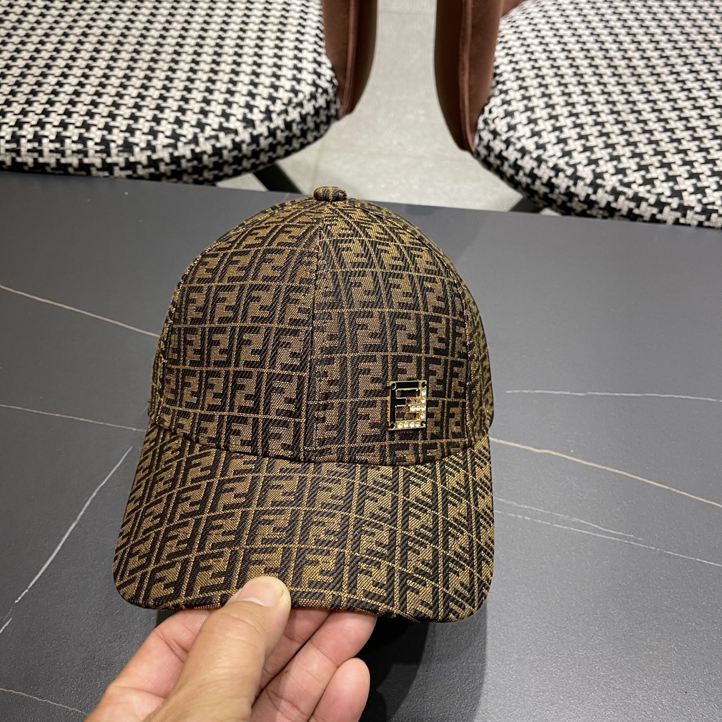 Fendi（芬迪）新款原单棒球帽， 专柜常年热卖款，口碑极佳，1:1开模订制，轻盈透气！质量超赞，基础头