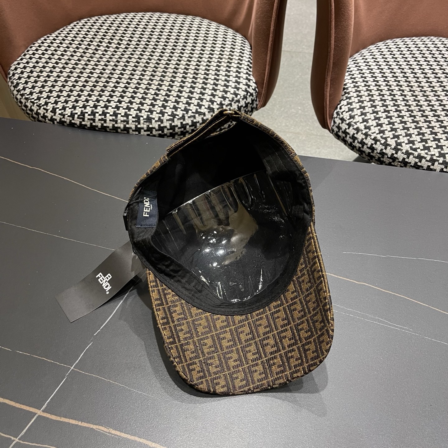 Fendi（芬迪）新款原单棒球帽， 专柜常年热卖款，口碑极佳，1:1开模订制，轻盈透气！质量超赞，基础头
