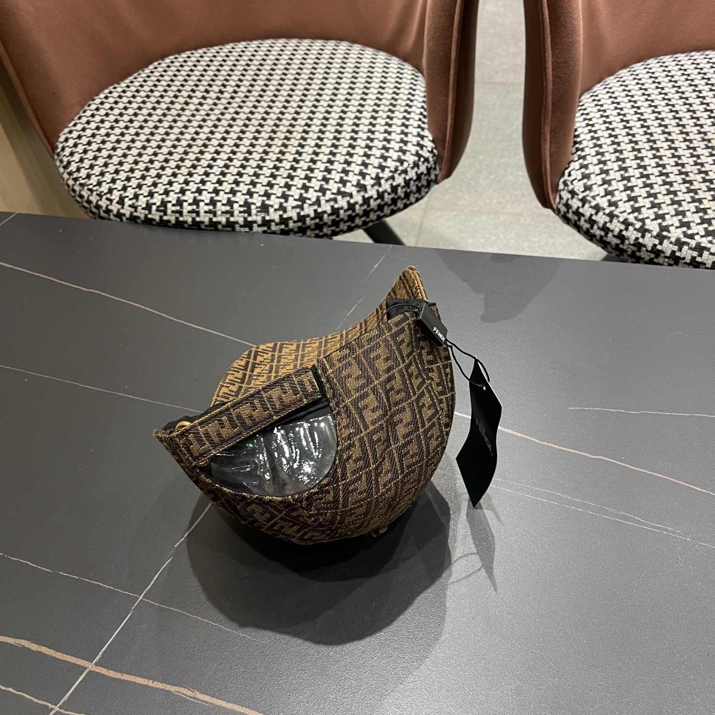Fendi（芬迪）新款原单棒球帽， 专柜常年热卖款，口碑极佳，1:1开模订制，轻盈透气！质量超赞，基础头