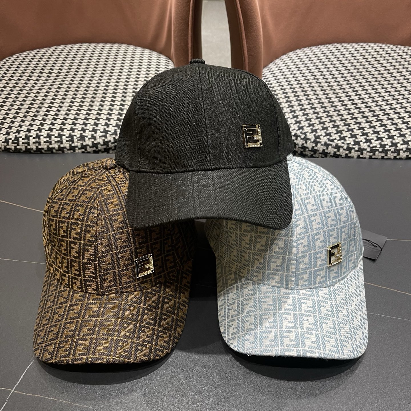 Fendi 常年 款，口碑极佳，1:1开模订制，轻盈透气 质量超赞，基础头围56，贴片可调节