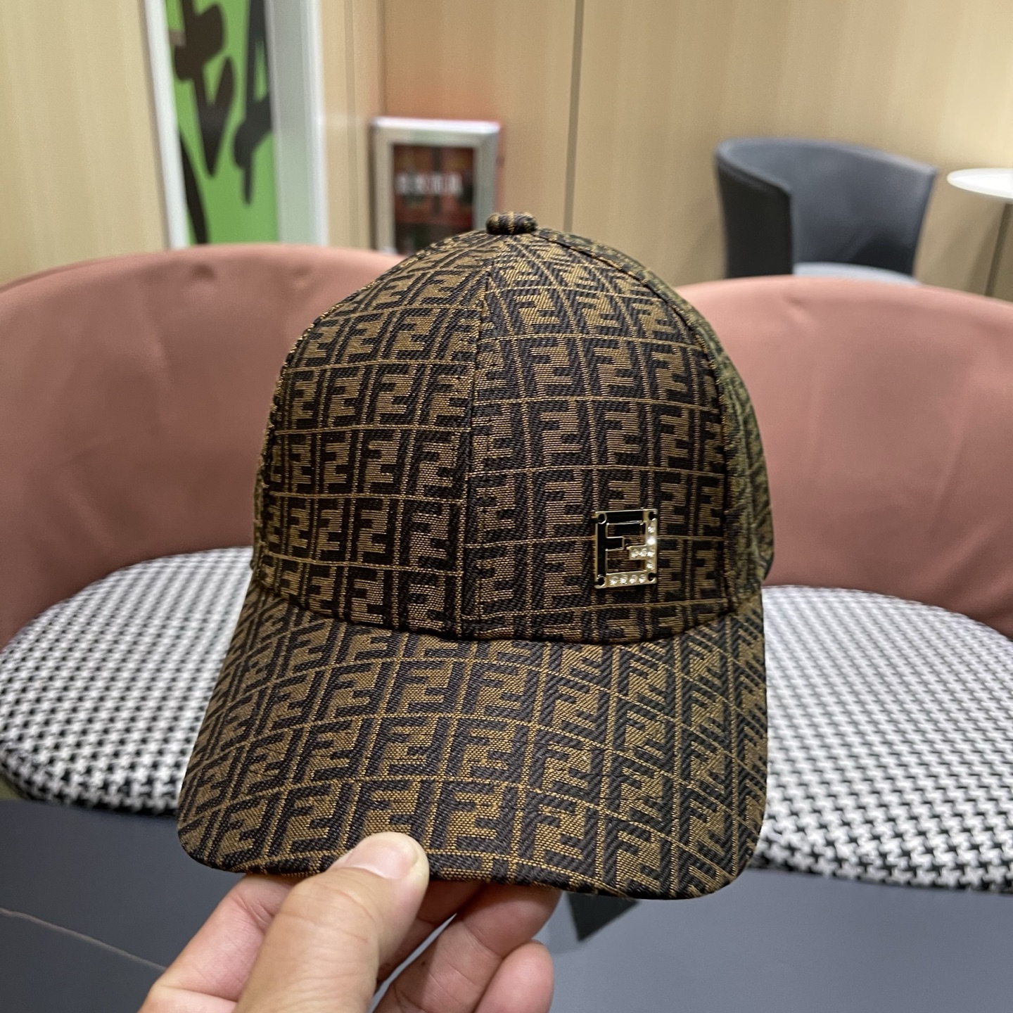 Fendi（芬迪）新款原单棒球帽， 专柜常年热卖款，口碑极佳，1:1开模订制，轻盈透气！质量超赞，基础头