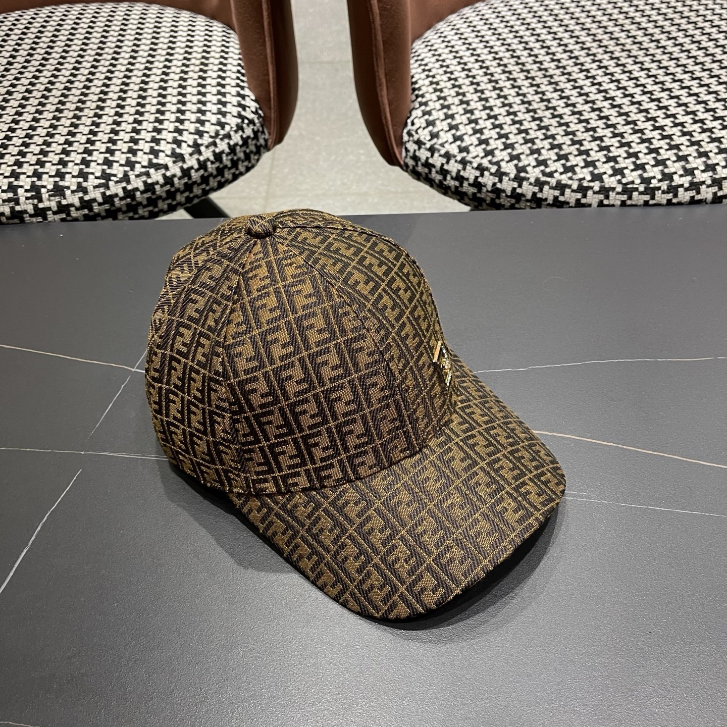 Fendi（芬迪）新款原单棒球帽， 专柜常年热卖款，口碑极佳，1:1开模订制，轻盈透气！质量超赞，基础头