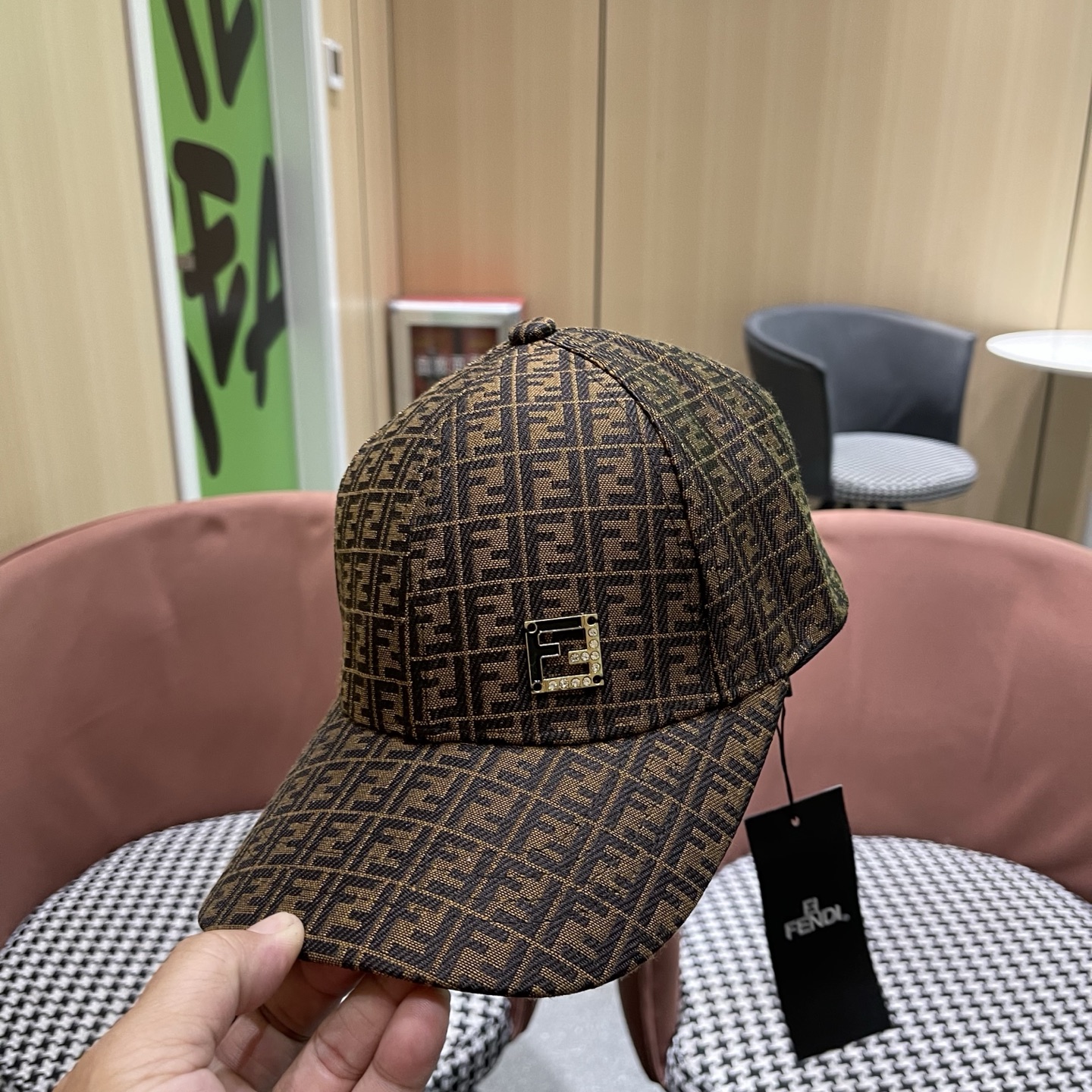 Fendi（芬迪）新款原单棒球帽， 专柜常年热卖款，口碑极佳，1:1开模订制，轻盈透气！质量超赞，基础头