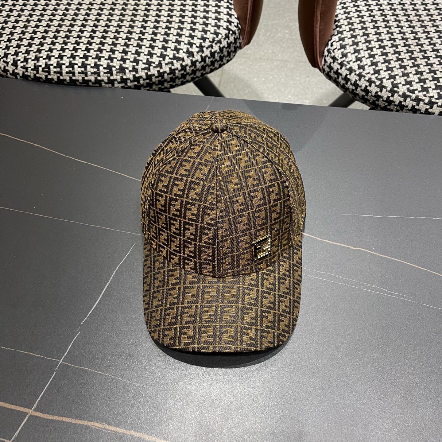 Fendi（芬迪）新款原单棒球帽， 专柜常年热卖款，口碑极佳，1:1开模订制，轻盈透气！质量超赞，基础头