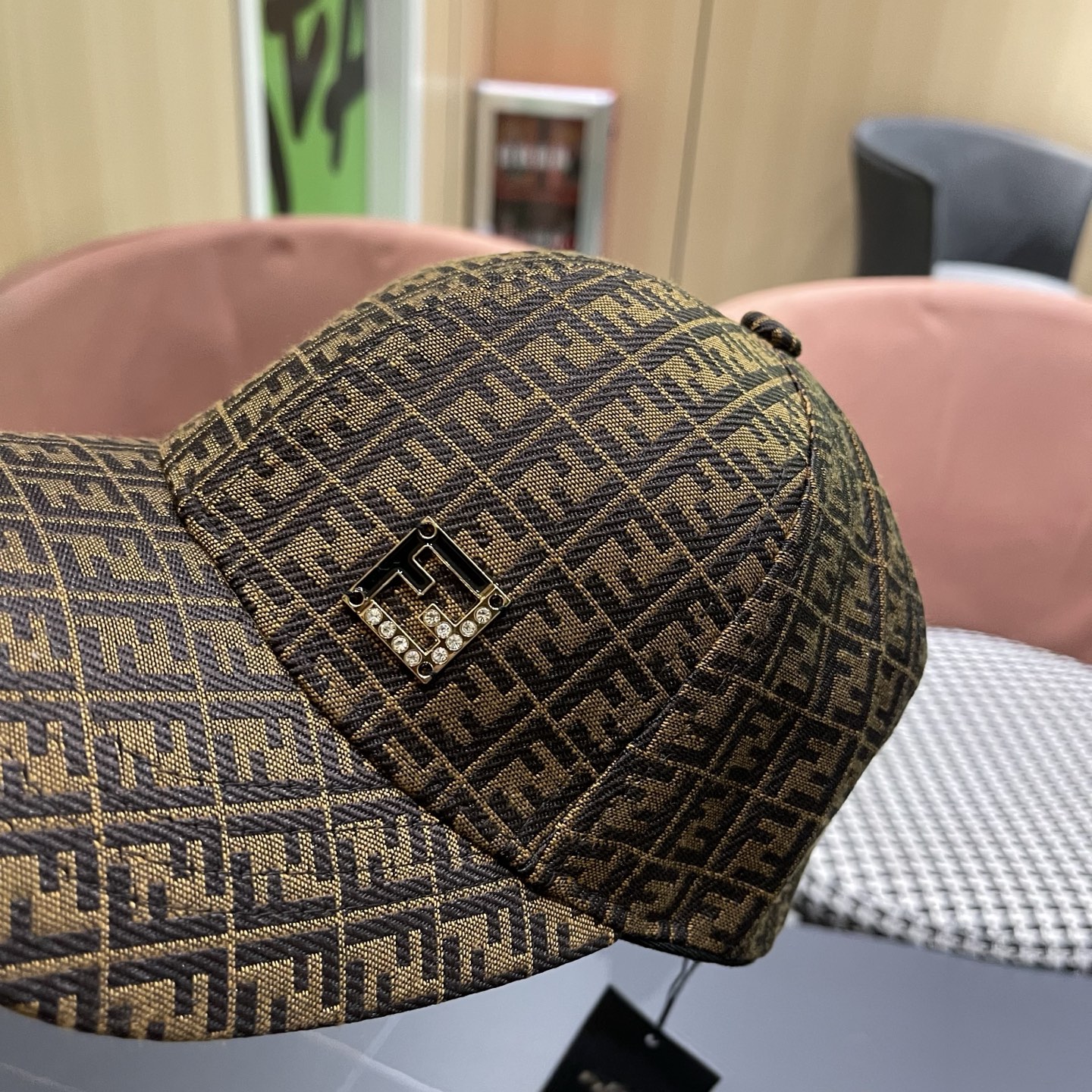Fendi（芬迪）新款原单棒球帽， 专柜常年热卖款，口碑极佳，1:1开模订制，轻盈透气！质量超赞，基础头