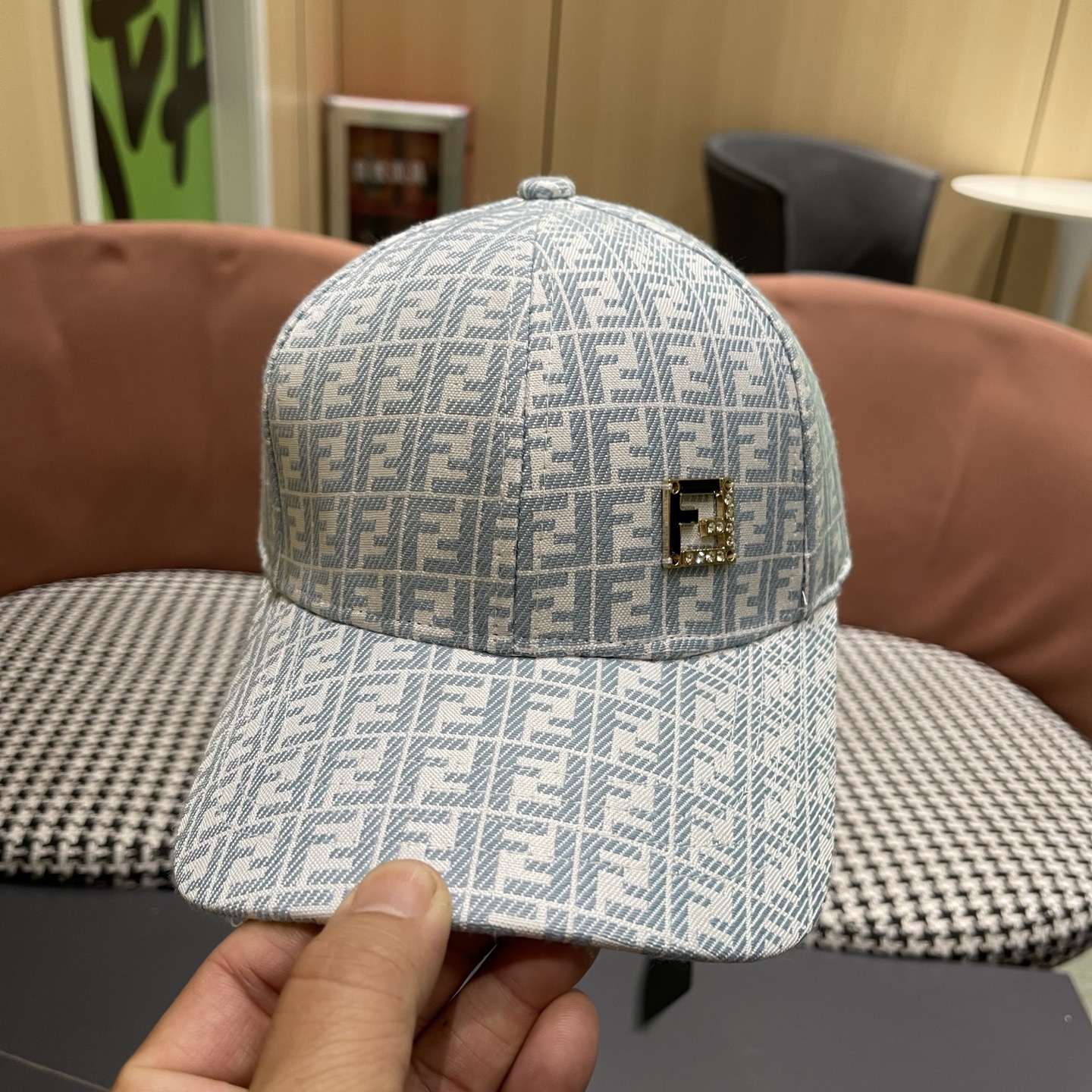 Fendi（芬迪）新款原单棒球帽， 专柜常年热卖款，口碑极佳，1:1开模订制，轻盈透气！质量超赞，基础头