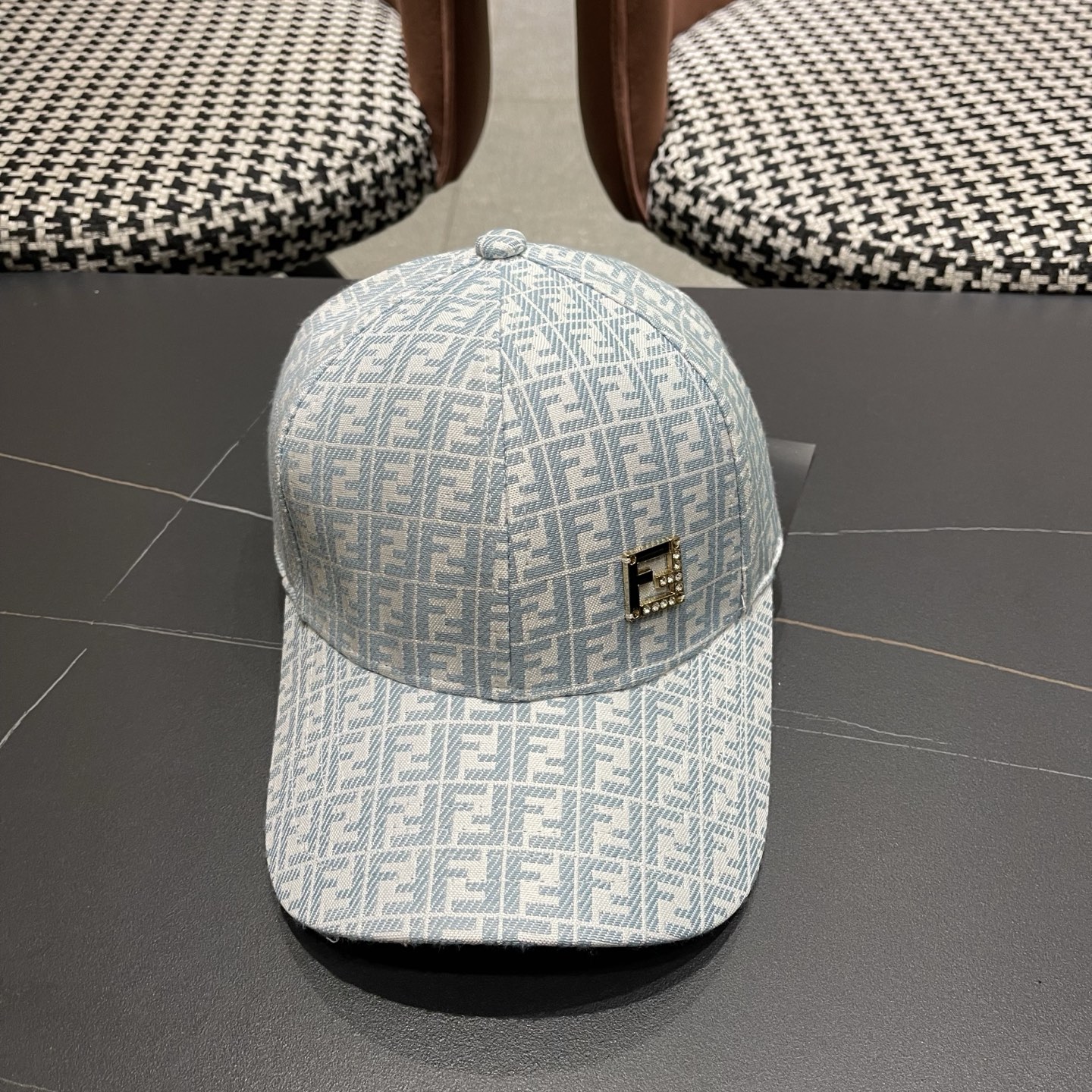 Fendi（芬迪）新款原单棒球帽， 专柜常年热卖款，口碑极佳，1:1开模订制，轻盈透气！质量超赞，基础头