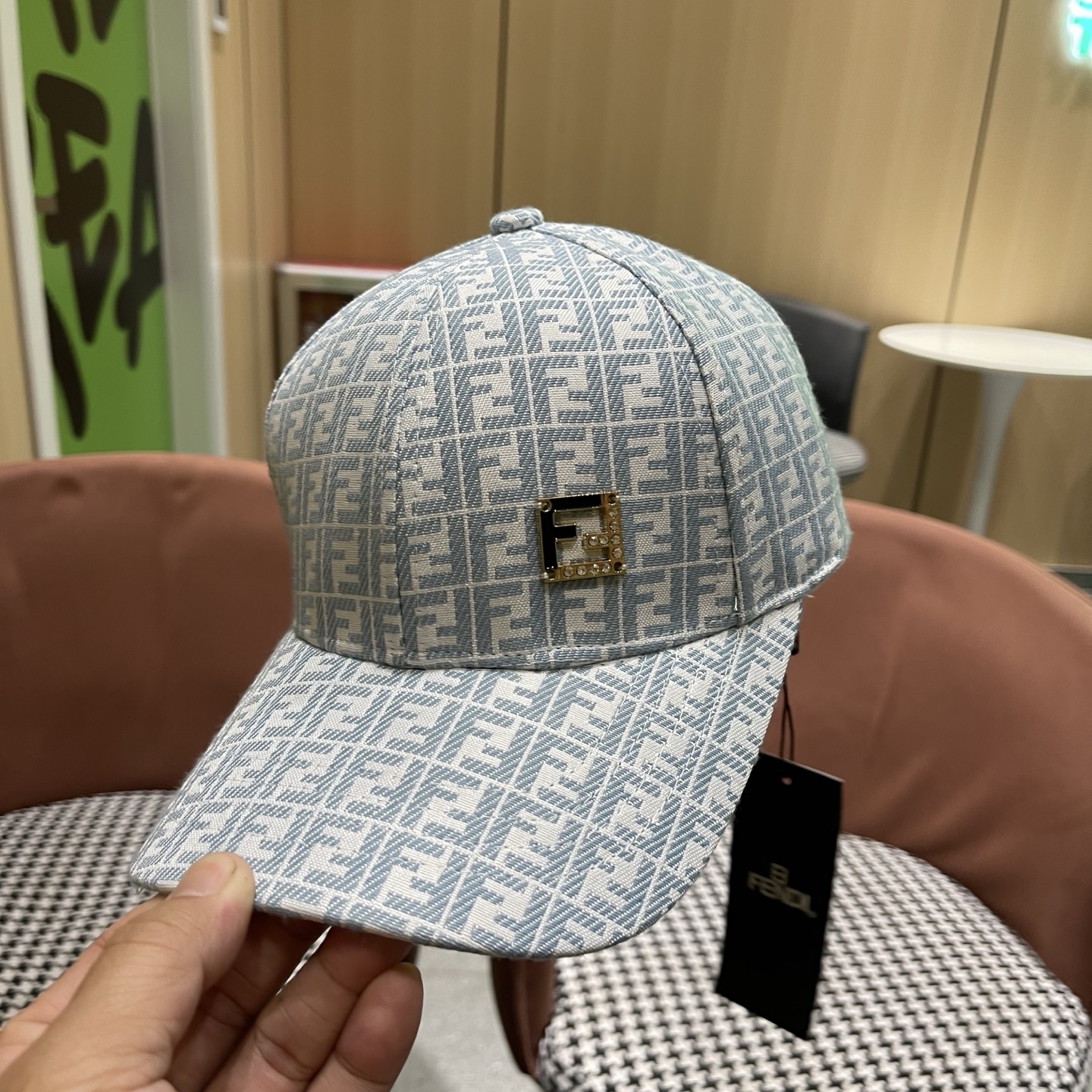 Fendi（芬迪）新款原单棒球帽， 专柜常年热卖款，口碑极佳，1:1开模订制，轻盈透气！质量超赞，基础头