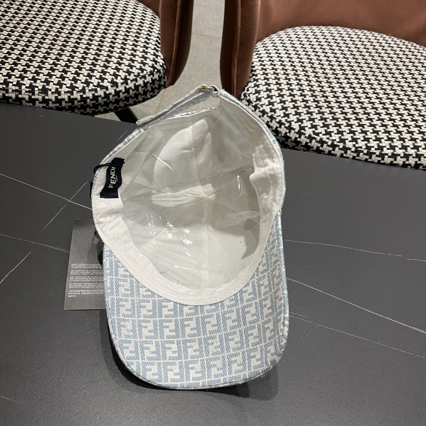 Fendi（芬迪）新款原单棒球帽， 专柜常年热卖款，口碑极佳，1:1开模订制，轻盈透气！质量超赞，基础头