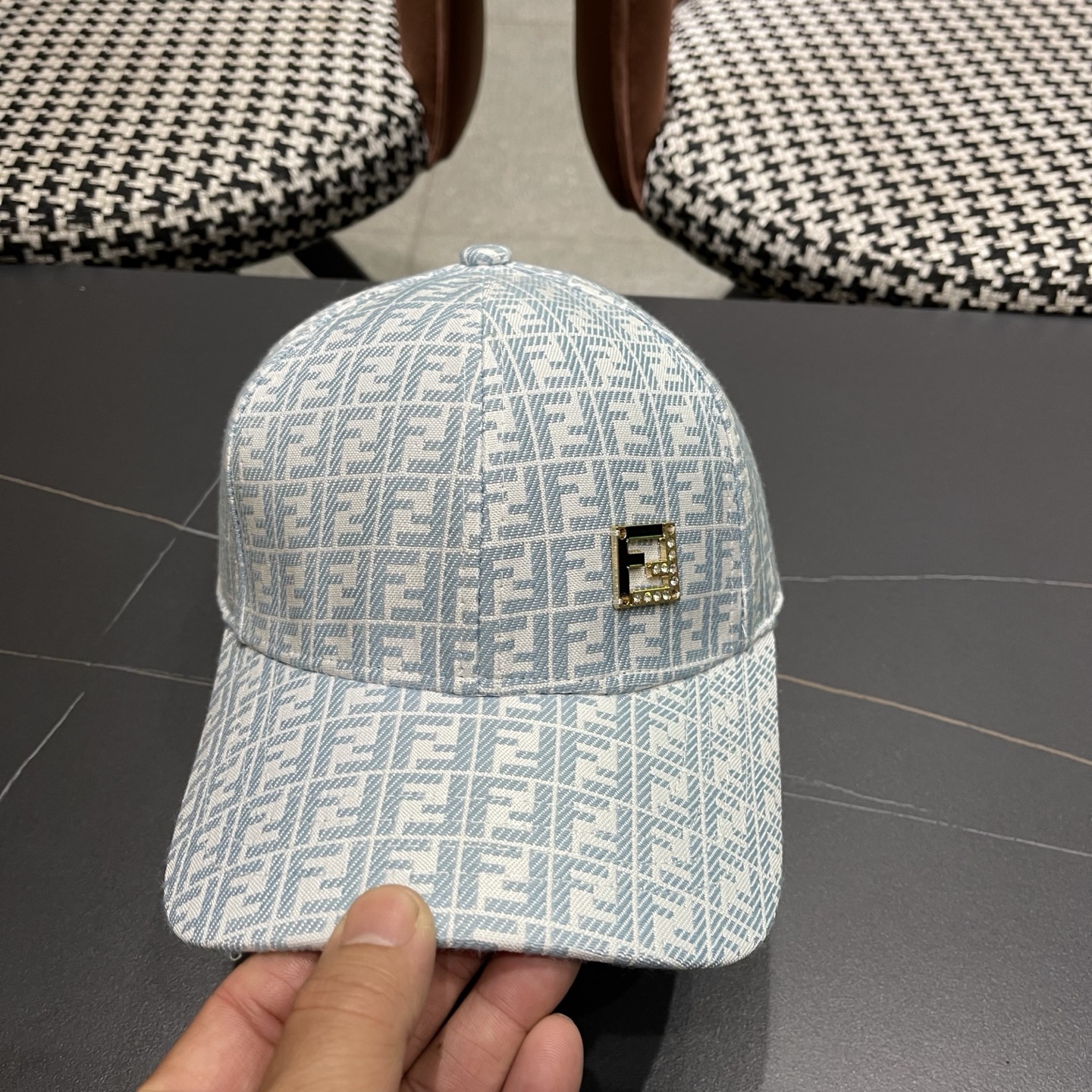 Fendi（芬迪）新款原单棒球帽， 专柜常年热卖款，口碑极佳，1:1开模订制，轻盈透气！质量超赞，基础头