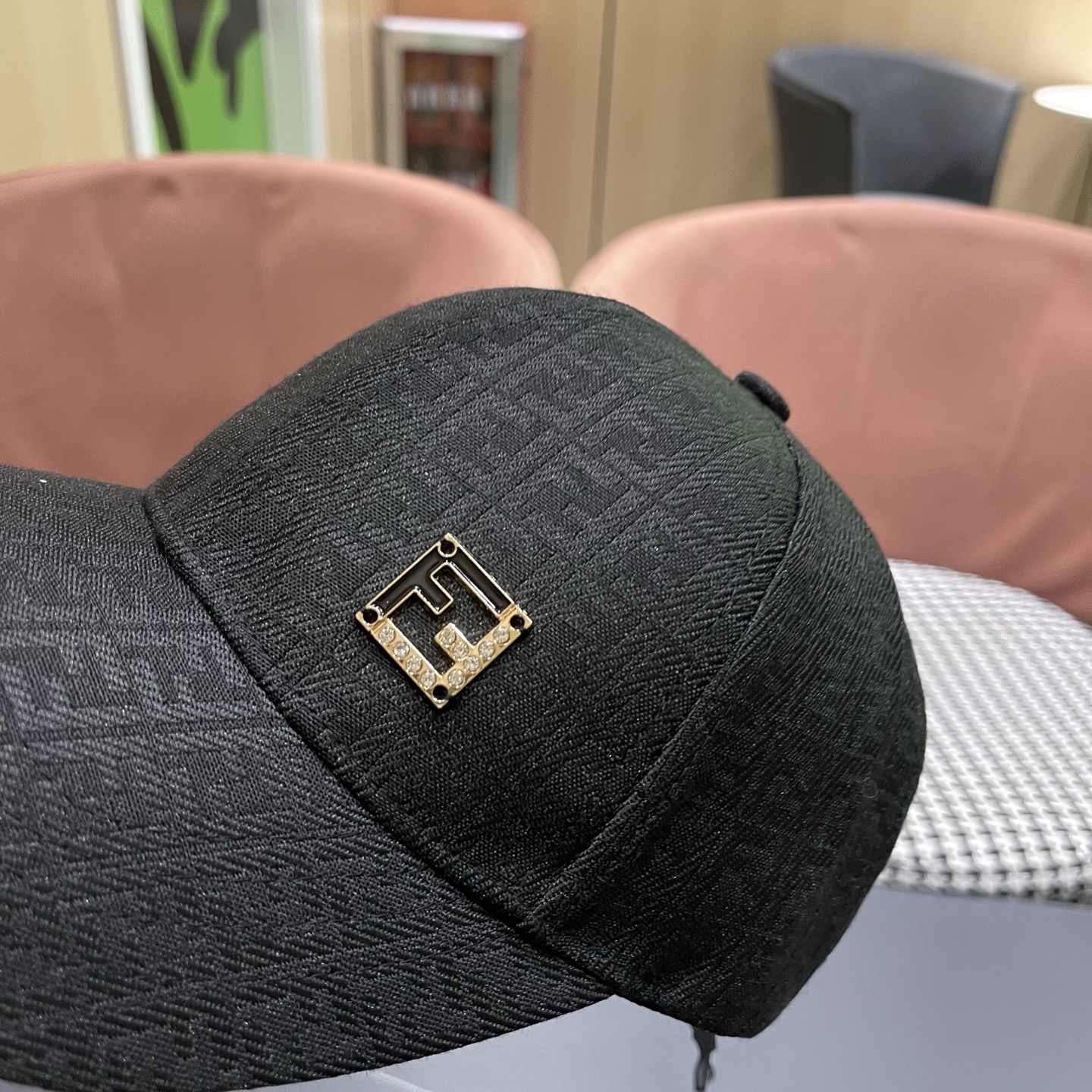 Fendi 常年 款，口碑极佳，1:1开模订制，轻盈透气 质量超赞，基础头围56，贴片可调节