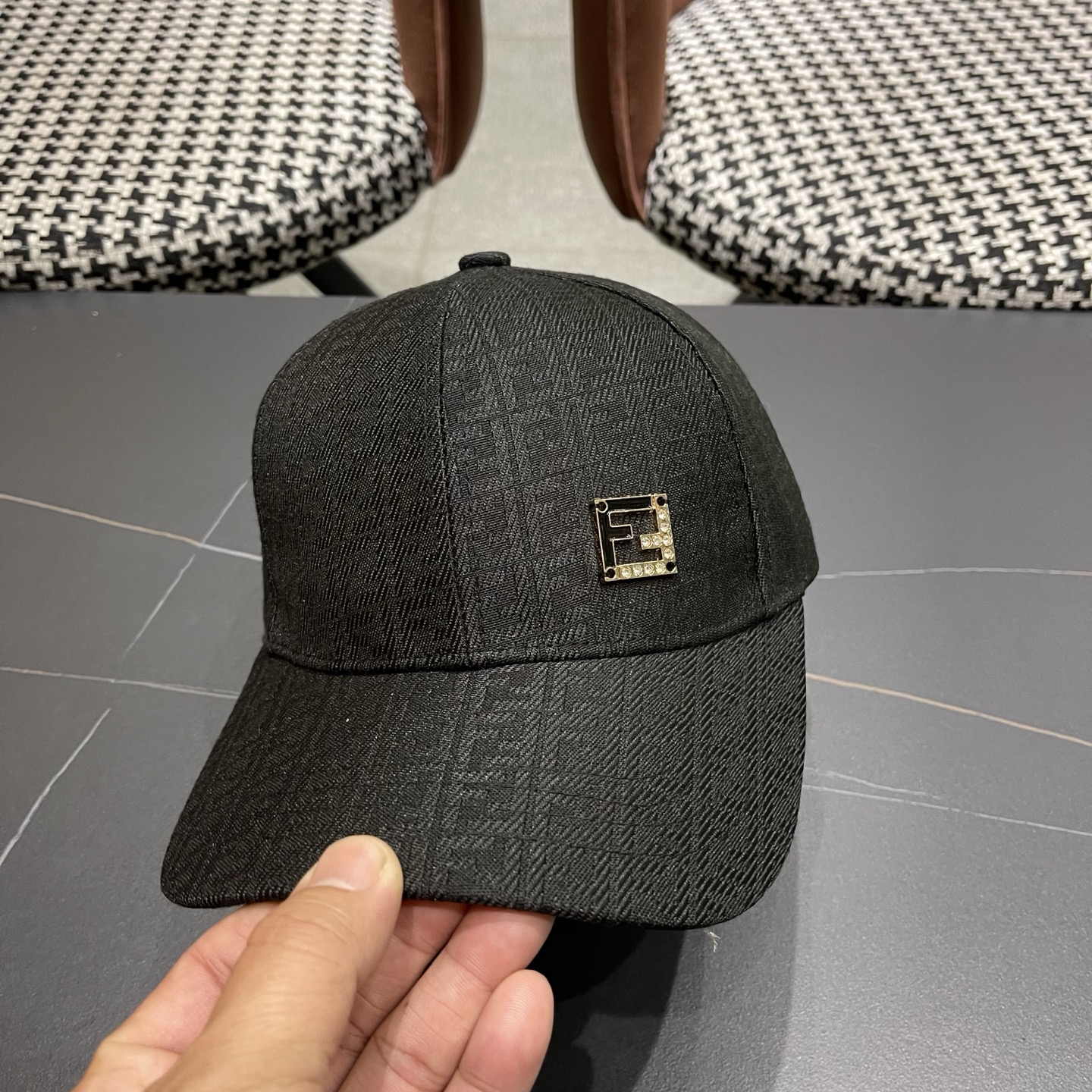 Fendi 常年 款，口碑极佳，1:1开模订制，轻盈透气 质量超赞，基础头围56，贴片可调节
