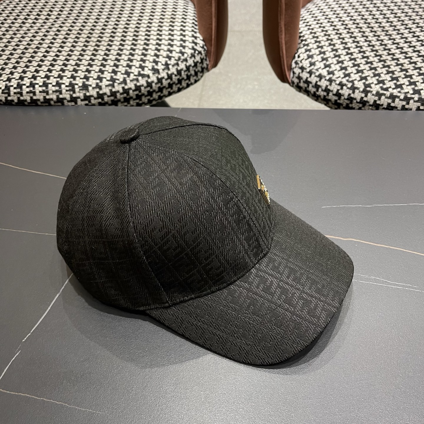Fendi 常年 款，口碑极佳，1:1开模订制，轻盈透气 质量超赞，基础头围56，贴片可调节
