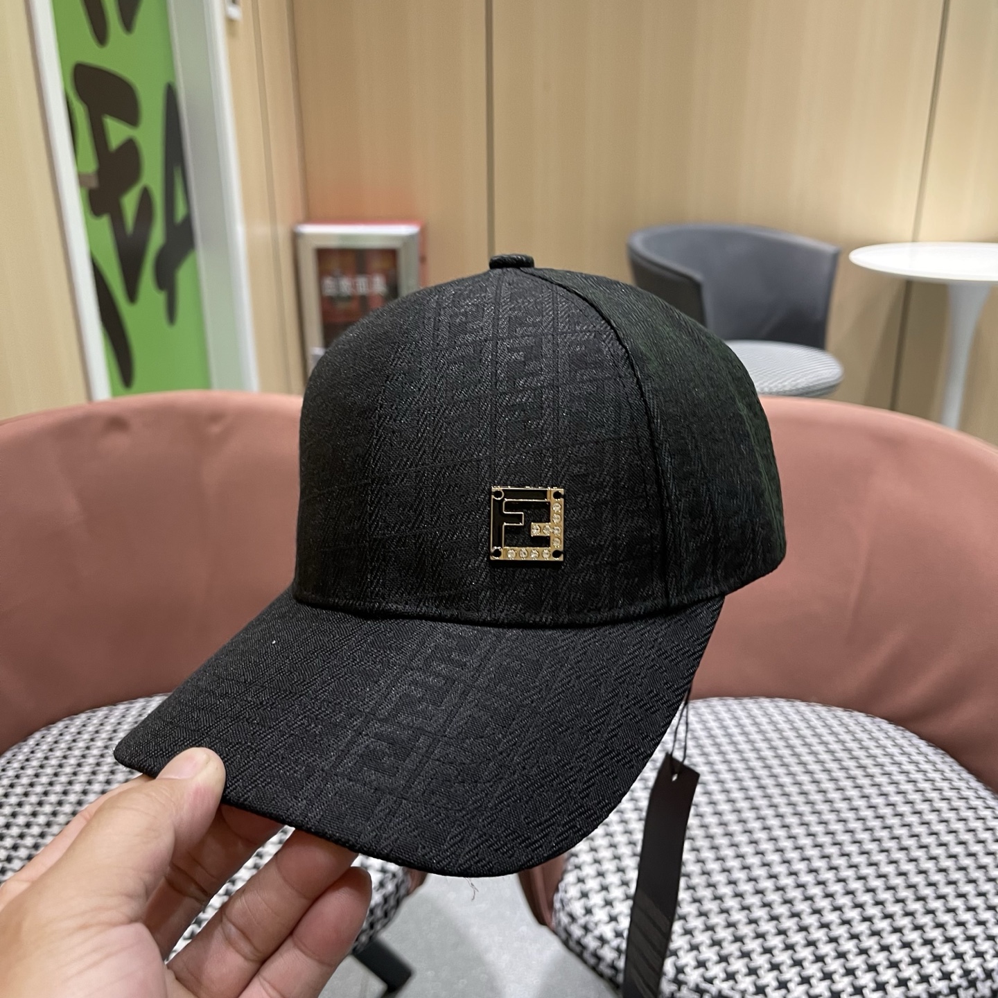 Fendi 常年 款，口碑极佳，1:1开模订制，轻盈透气 质量超赞，基础头围56，贴片可调节
