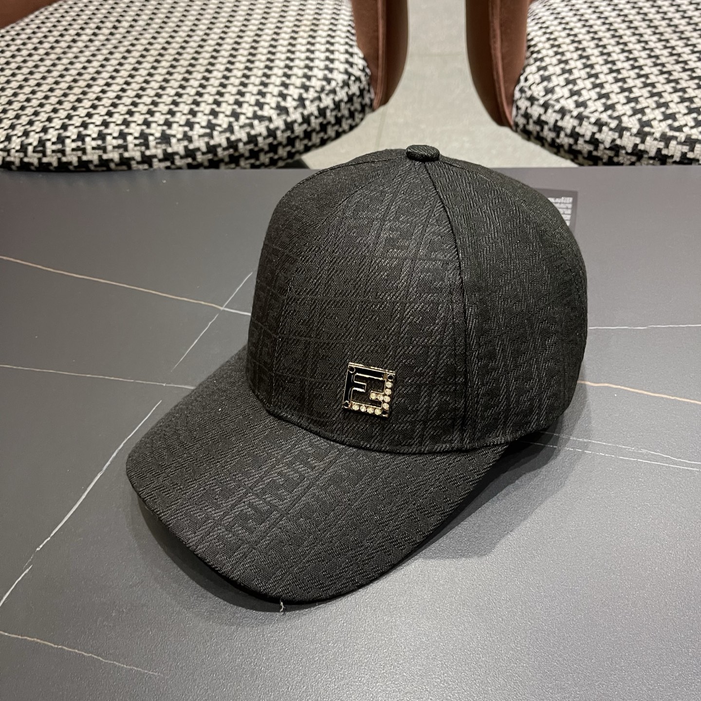 Fendi 常年 款，口碑极佳，1:1开模订制，轻盈透气 质量超赞，基础头围56，贴片可调节